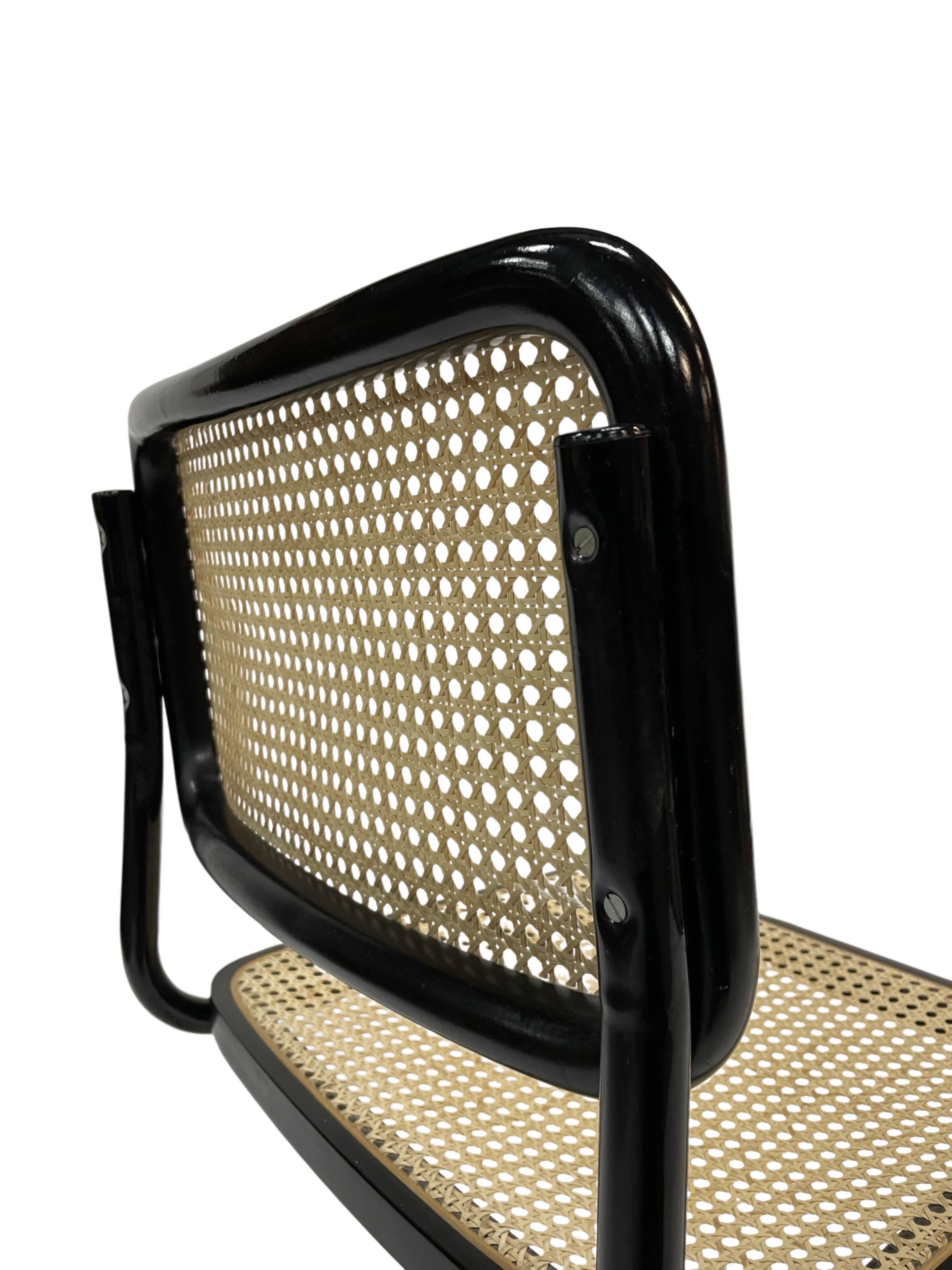 Chaise design Cesca modèle B32 en noir - structure noire