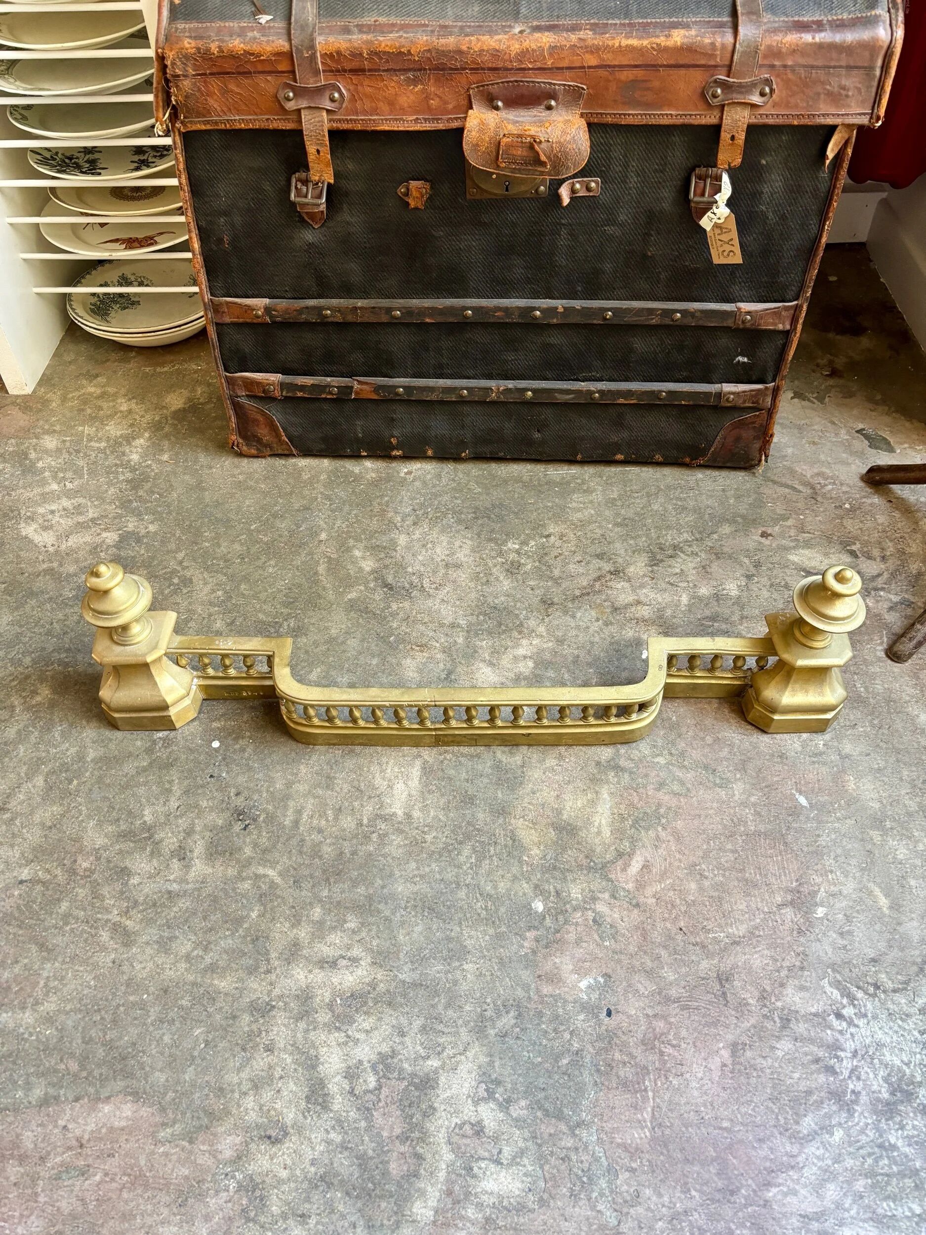 Fireplace fender in gilded bronze