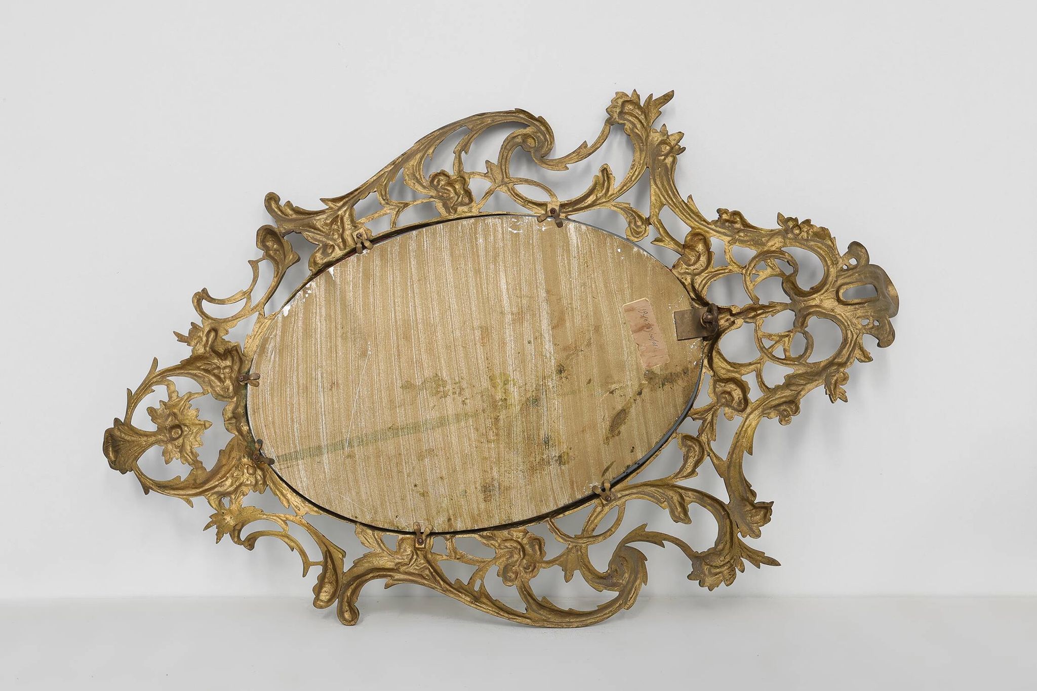 Miroir ovale en métal doré de style rococo, Italie, 20e siècle