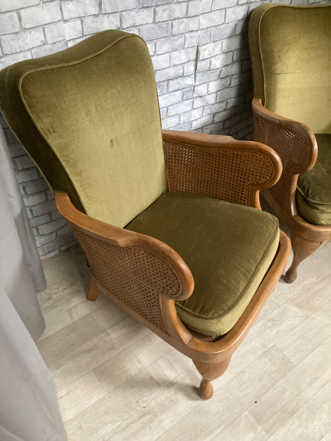 Fauteuils cannage et tissus velours