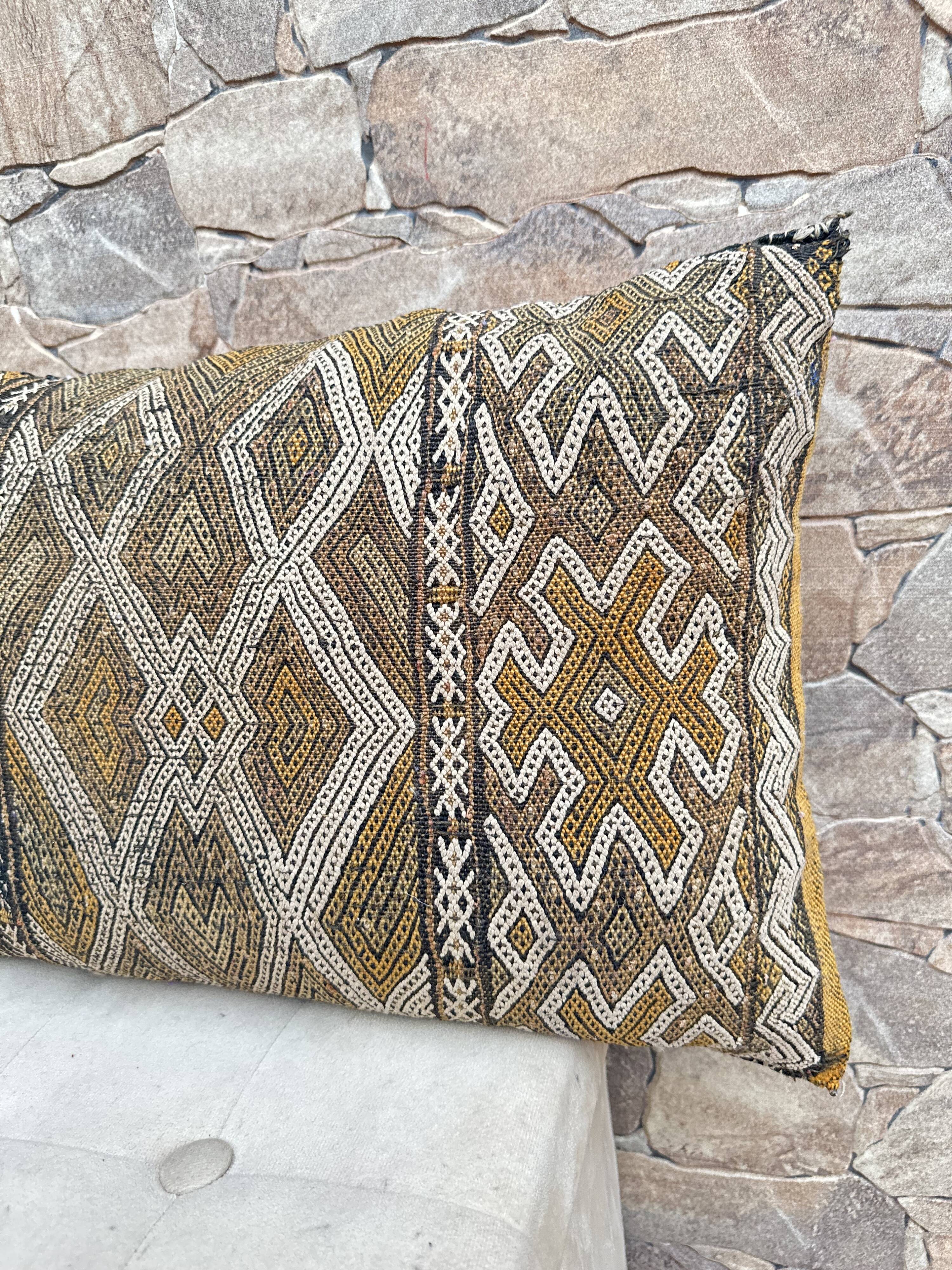 Vintage Berber cushion cover: Moroccan wool cushion, Boujad pattern