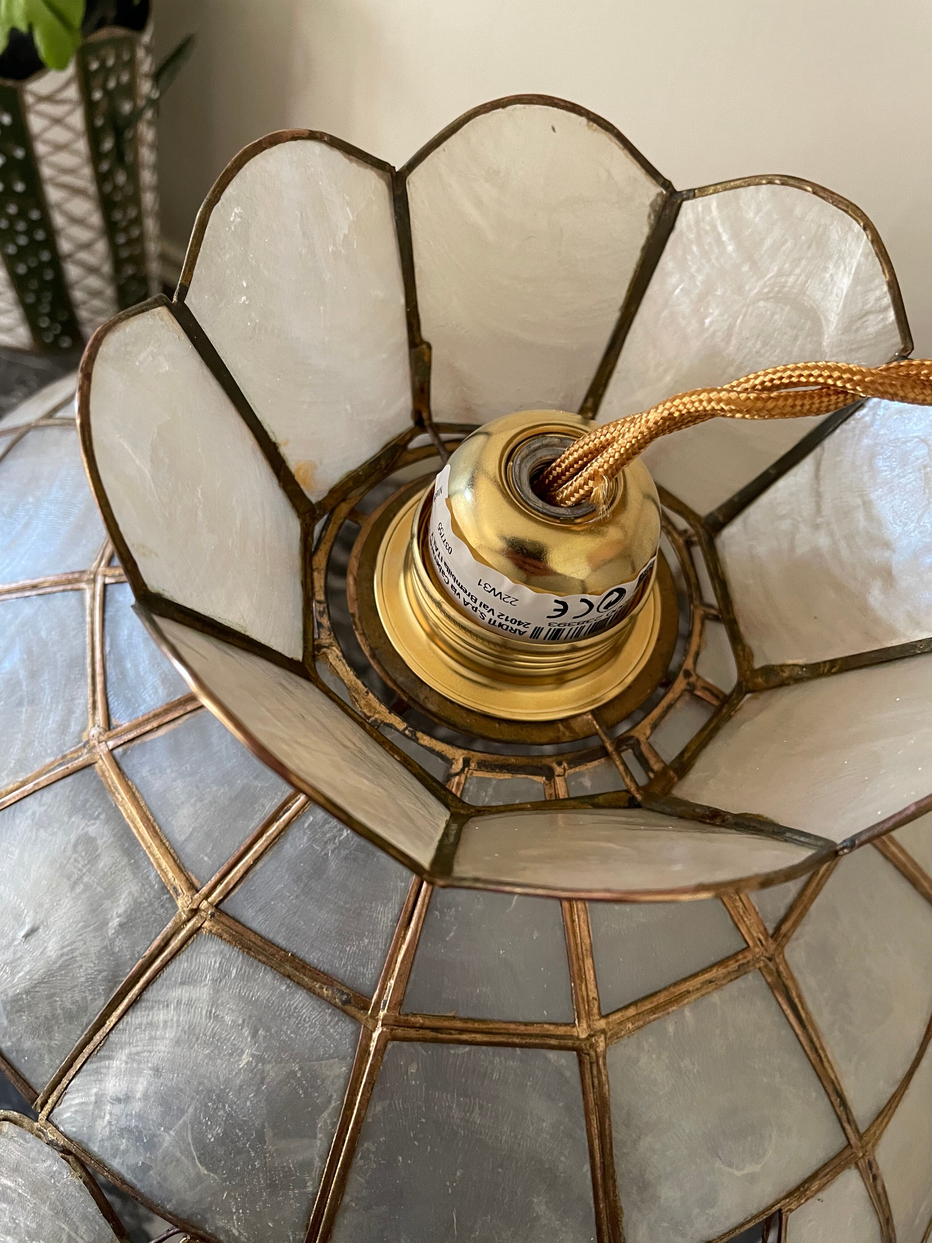 Mother-of-pearl and brass suspension