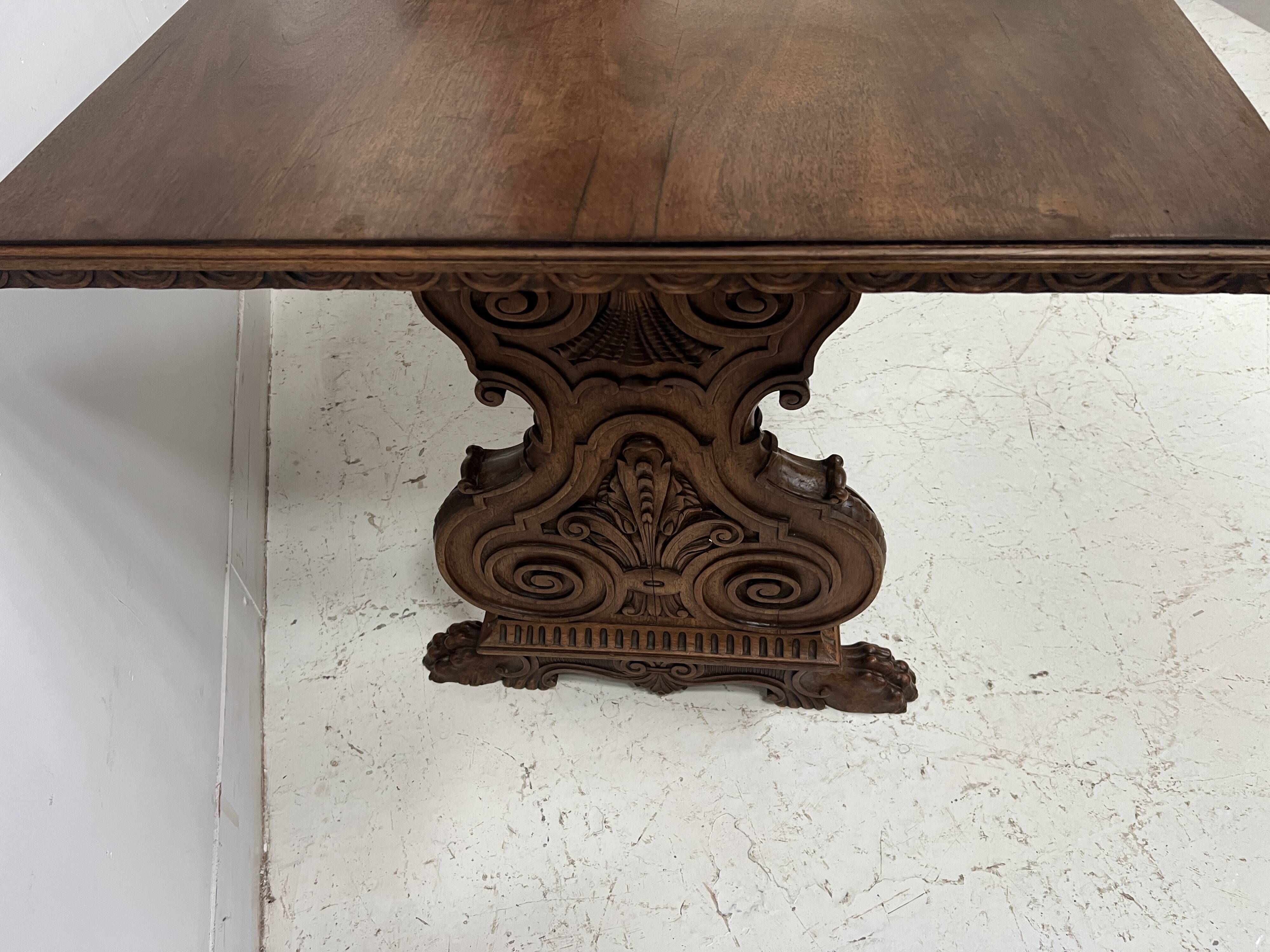 Table a manger de style Renaissance en bois massif sculpté XX siècle