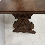 Table a manger de style Renaissance en bois massif sculpté XX siècle