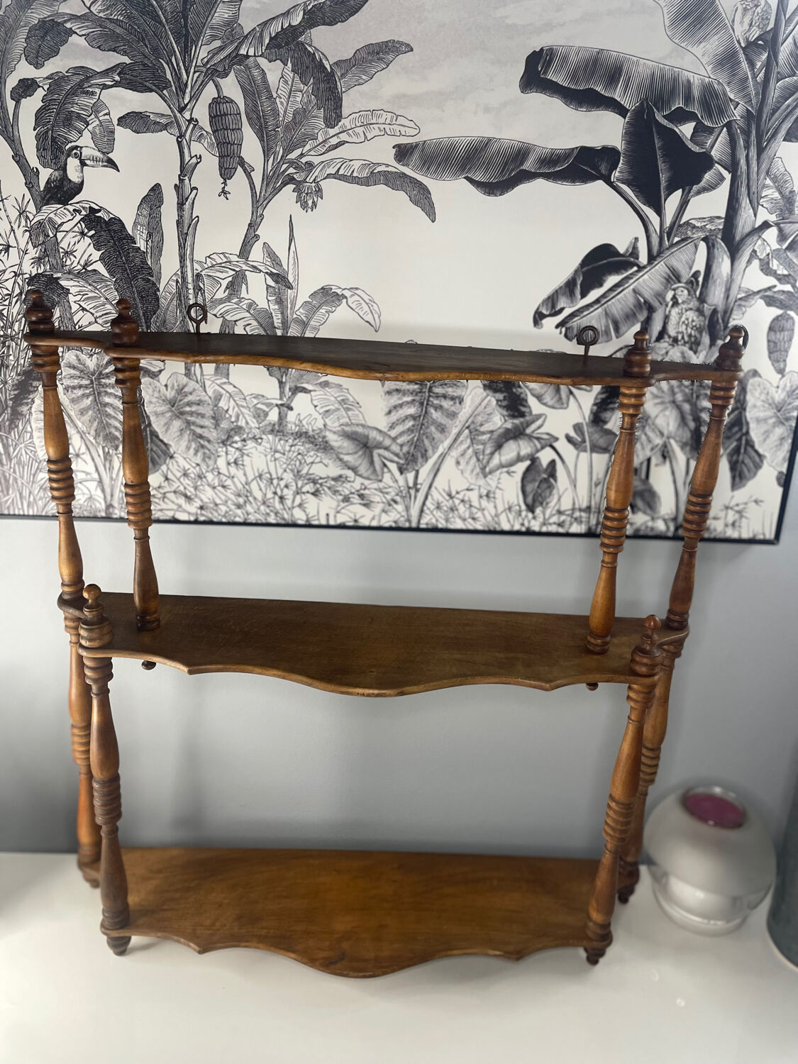 Étagère en bois tourné