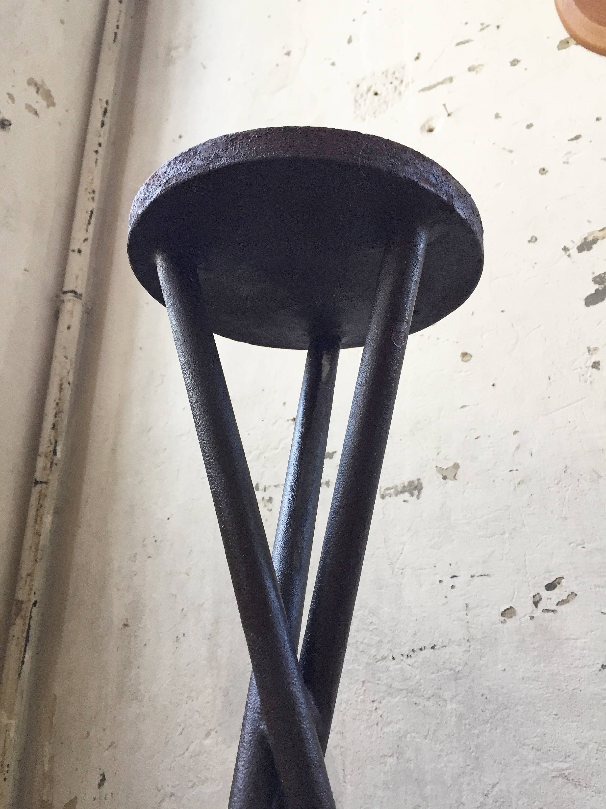 Support sculpture or tripod plants