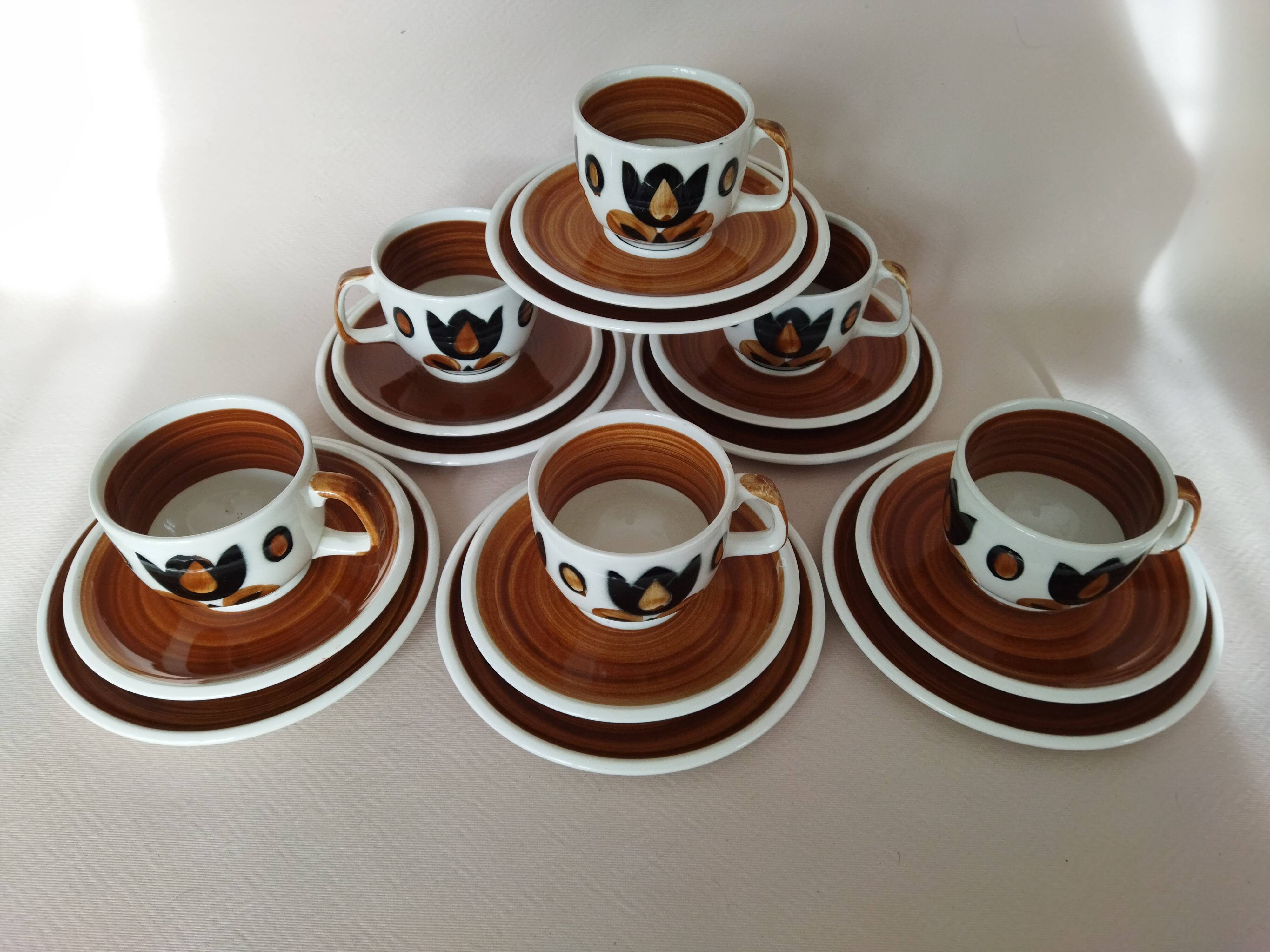 6 cups and cake plates Kimono Boch La Louvière