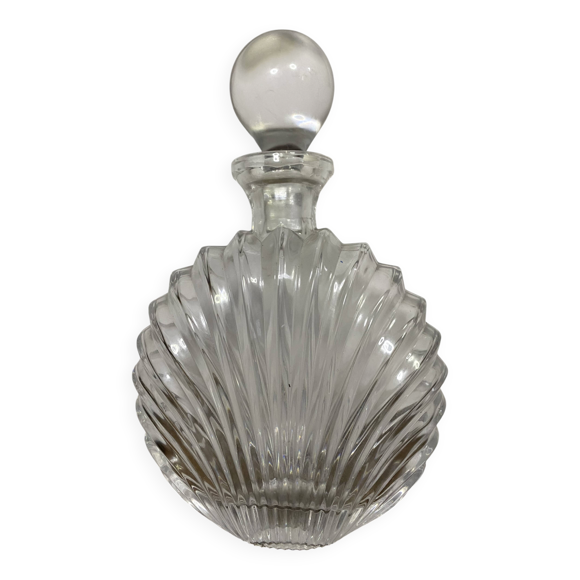 Shell-shaped carafe with a ball stopper