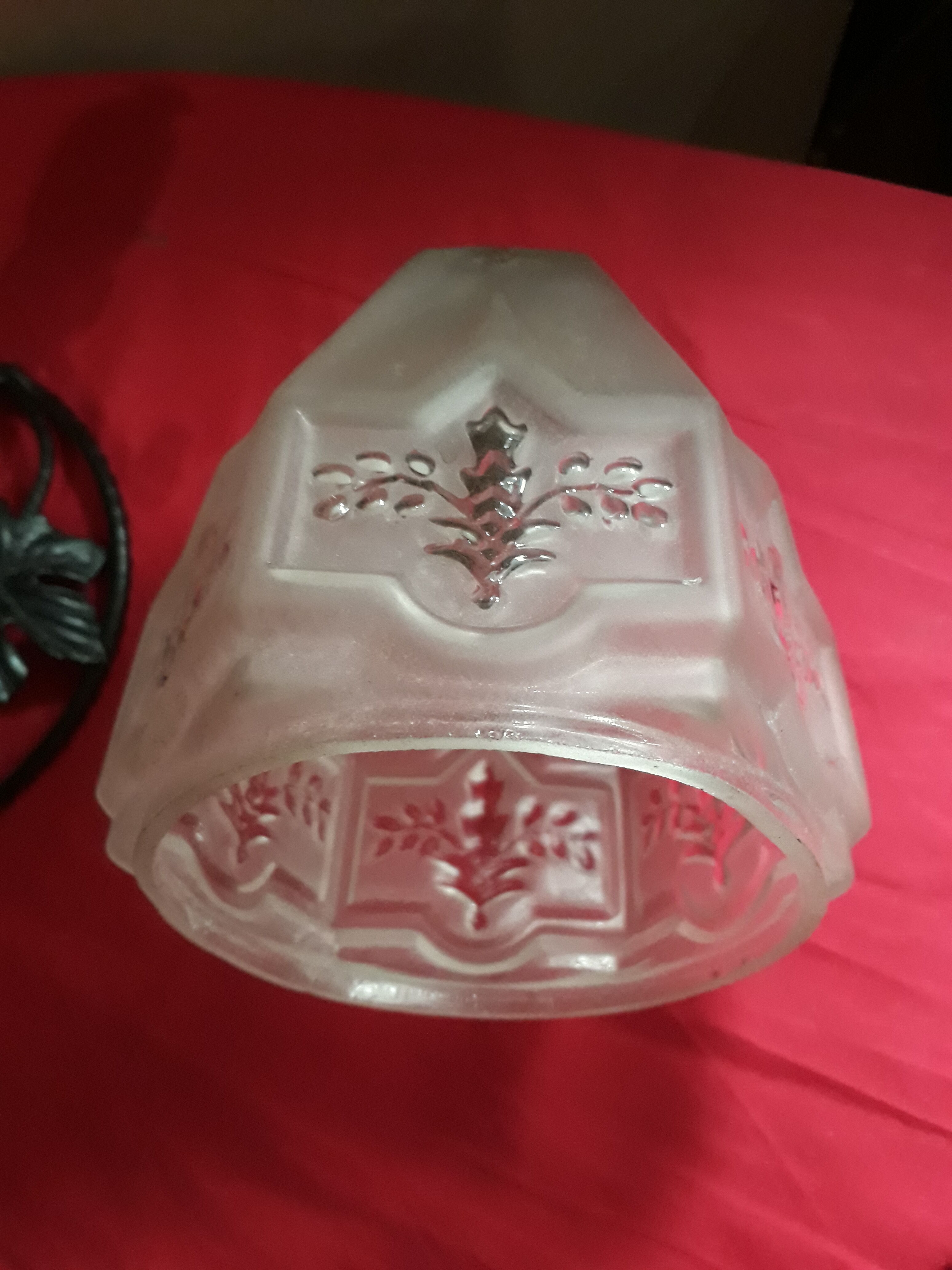 Wrought iron lamp and its opaque molded glass 1900 has 30 art deco electricity to the standard