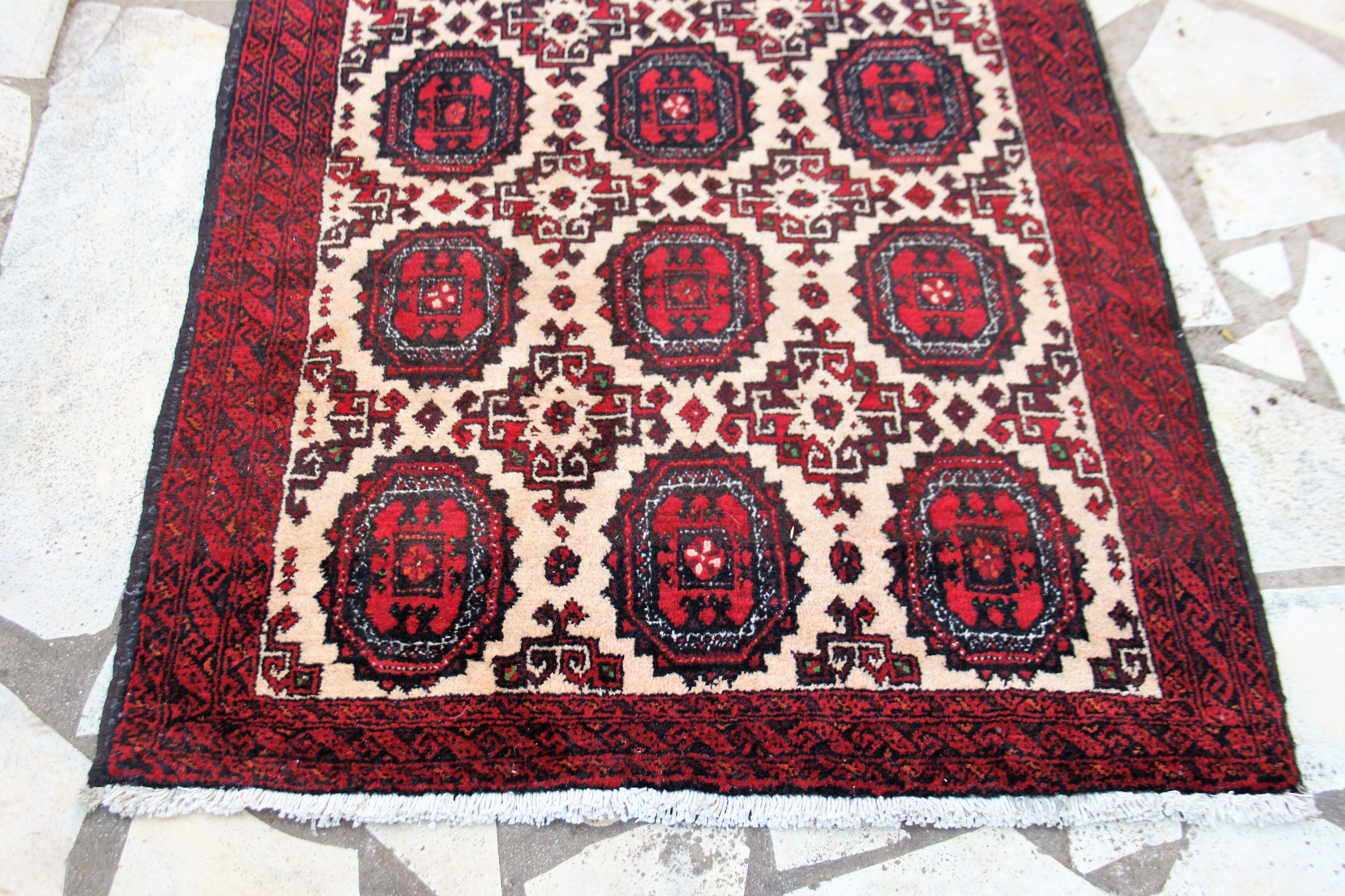 Ancient Persian carpet. 194 x 102 cm.