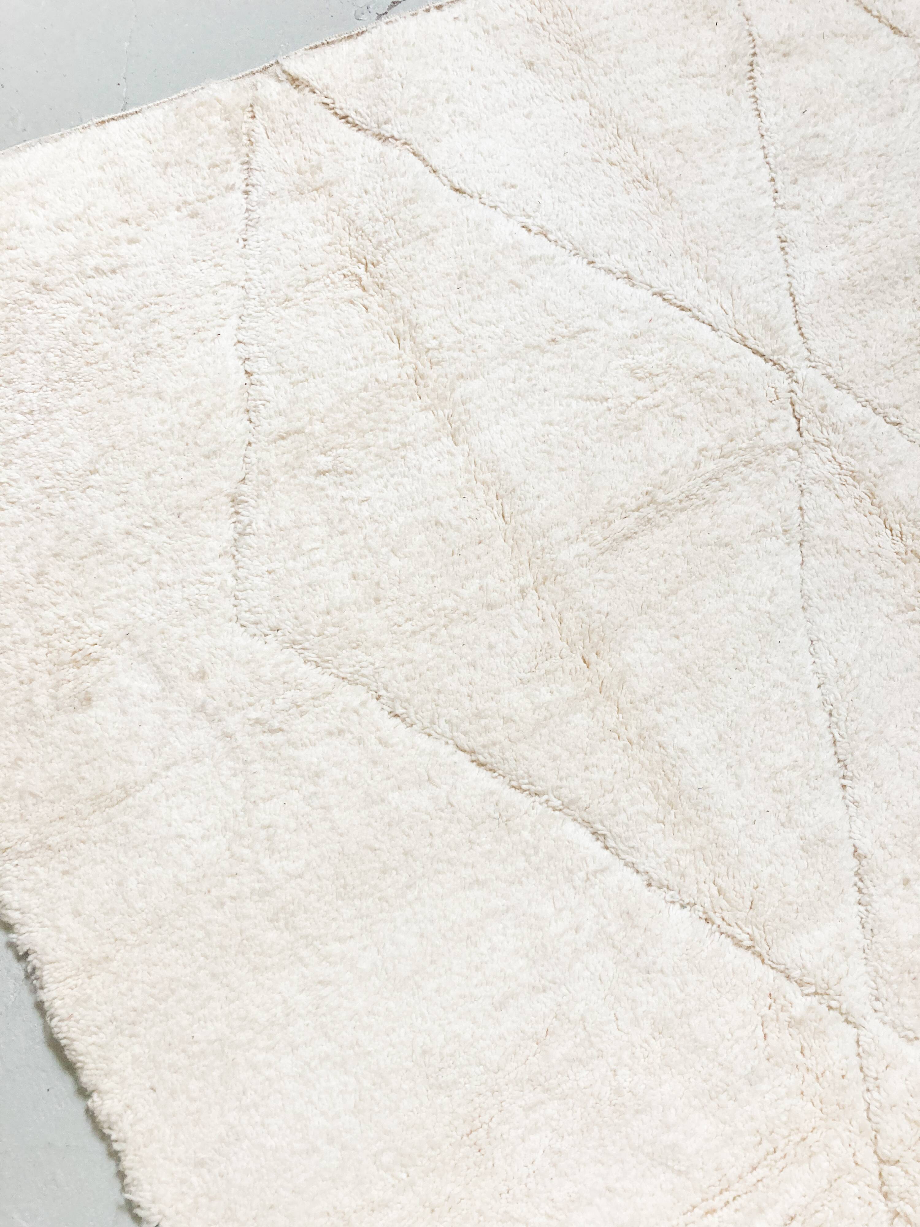 Moroccan Berber carpet beni ouarain unbleached diamonds engraved 355x253cm