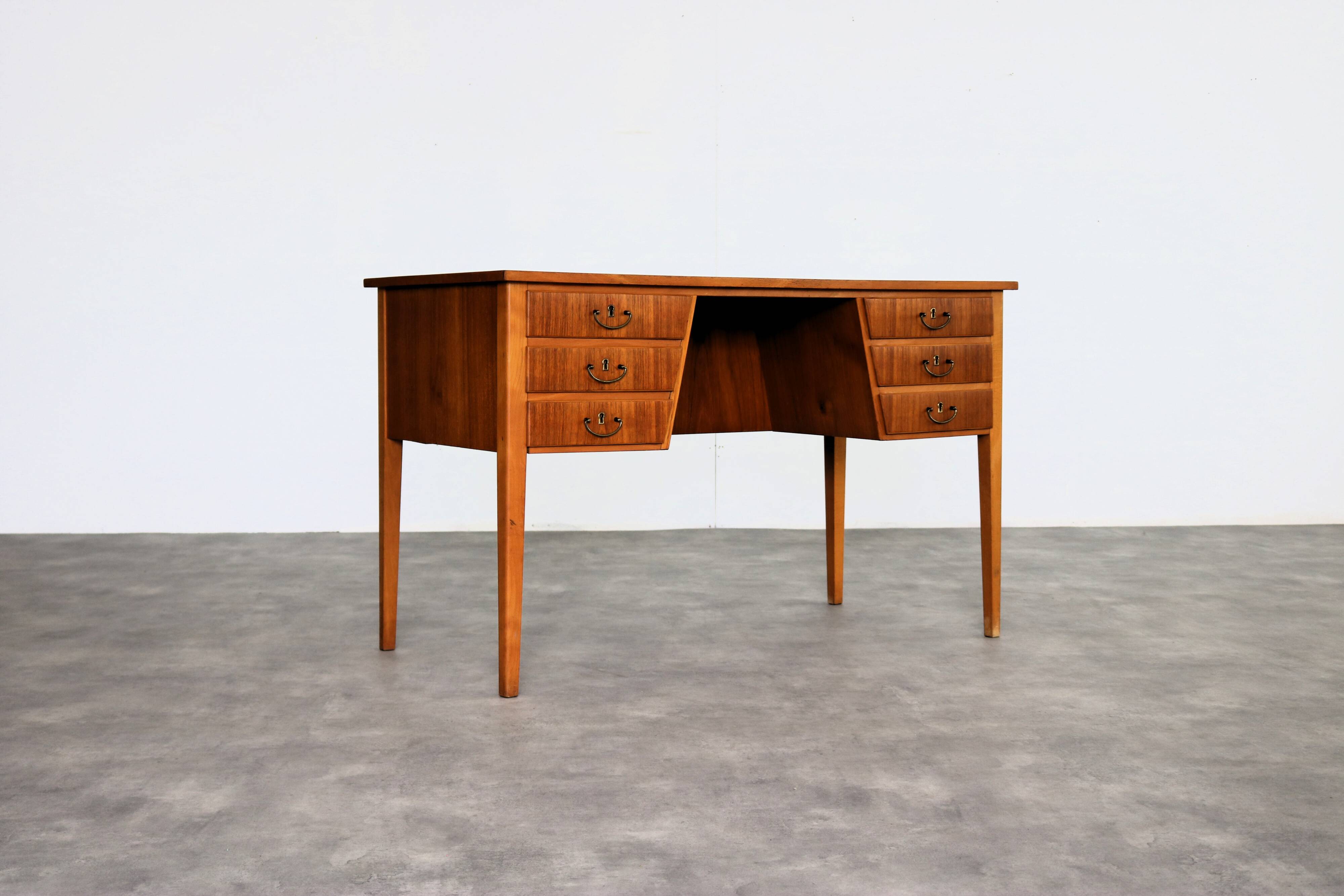 vintage desk | teak | 60s | swedish period | 60s