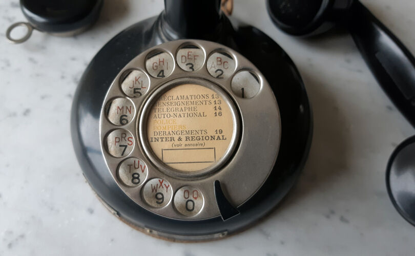 Téléphone à colonne ancien BCI modèle 24 (M24).
