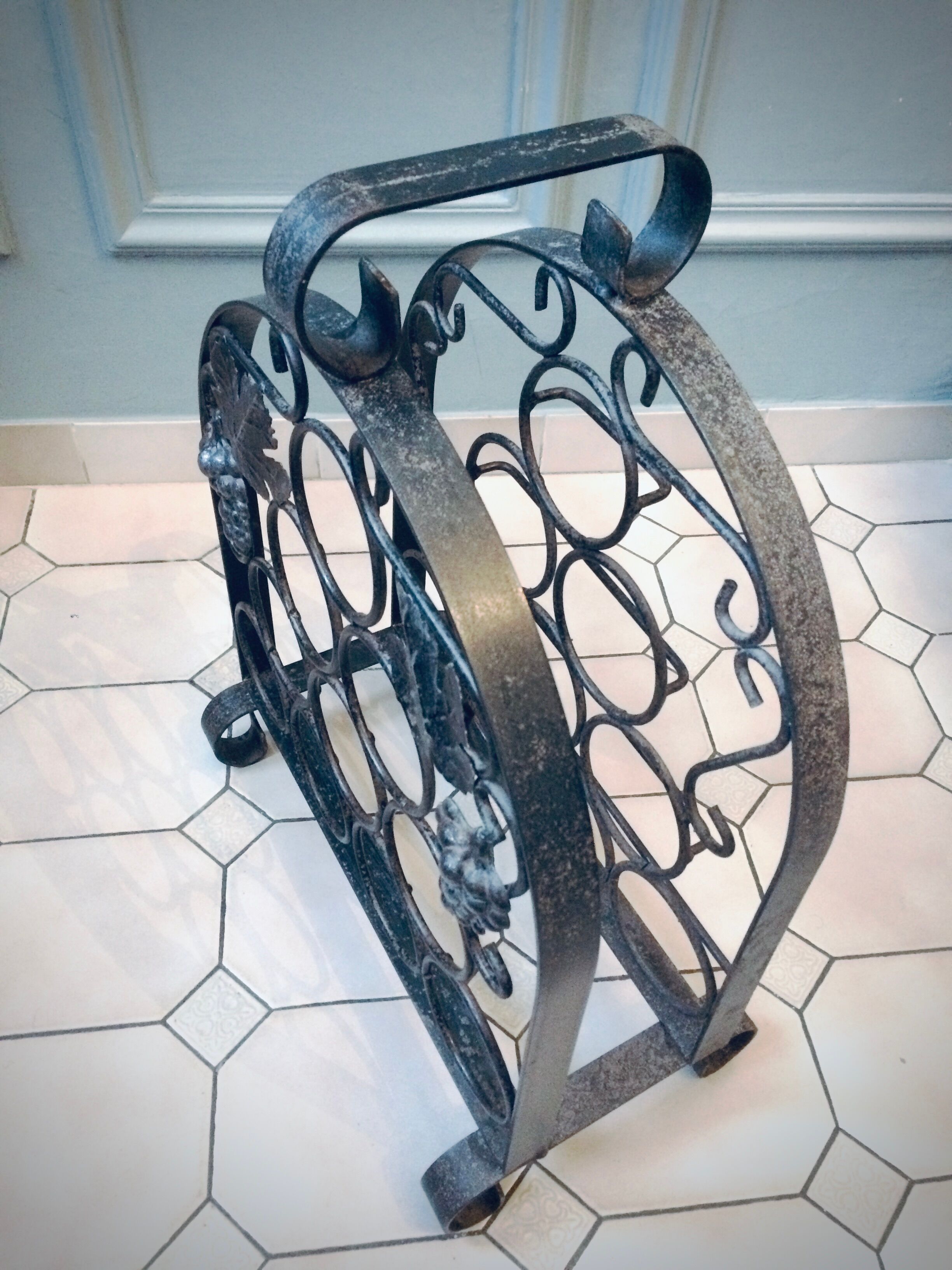 Porte-bouteille ancien en fer forgé
