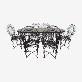 Table avec 6 fauteuils de jardin ou terrasse en fer forgé plein dessus carrelé