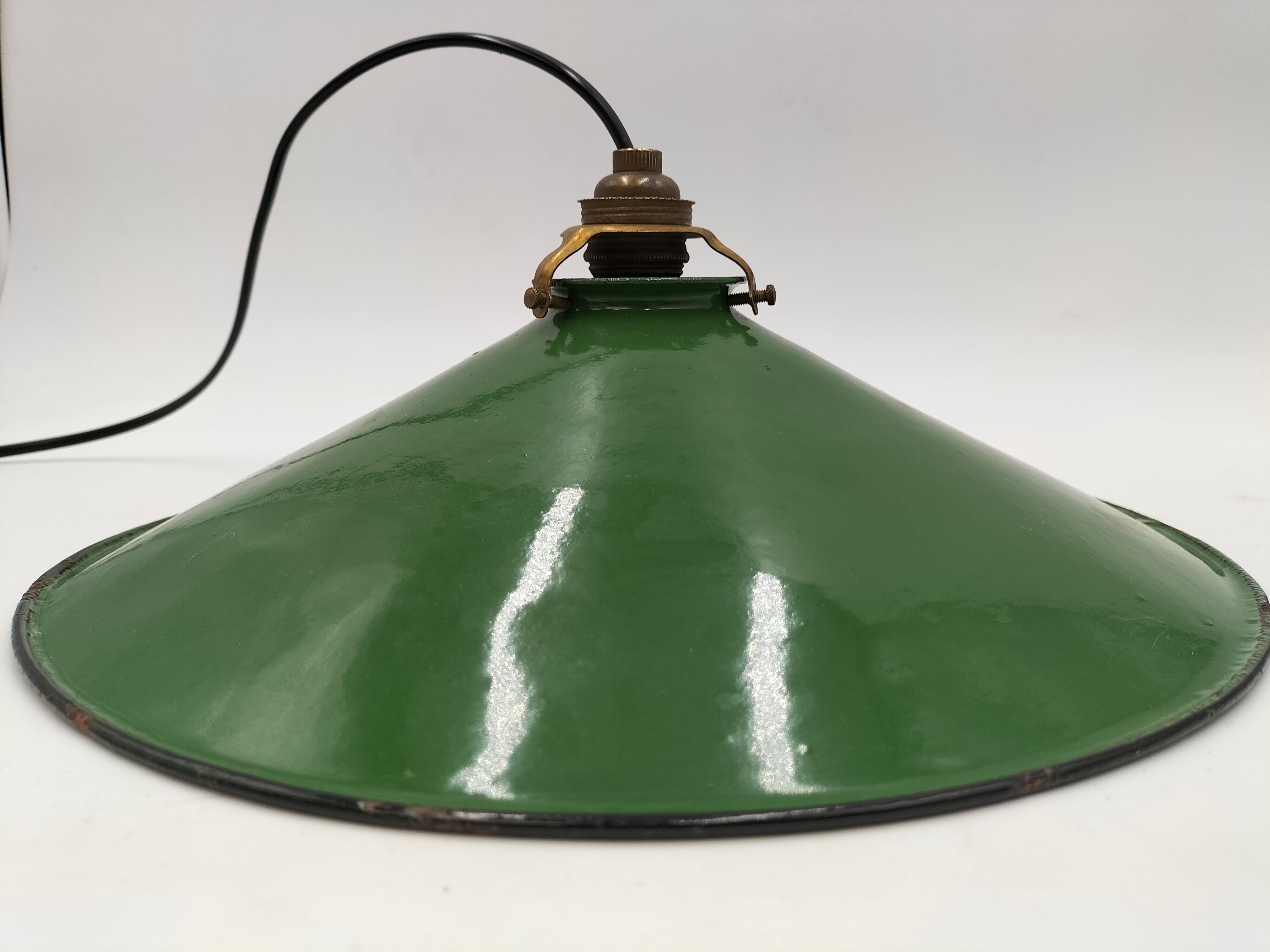 Enamelled sheet metal suspension