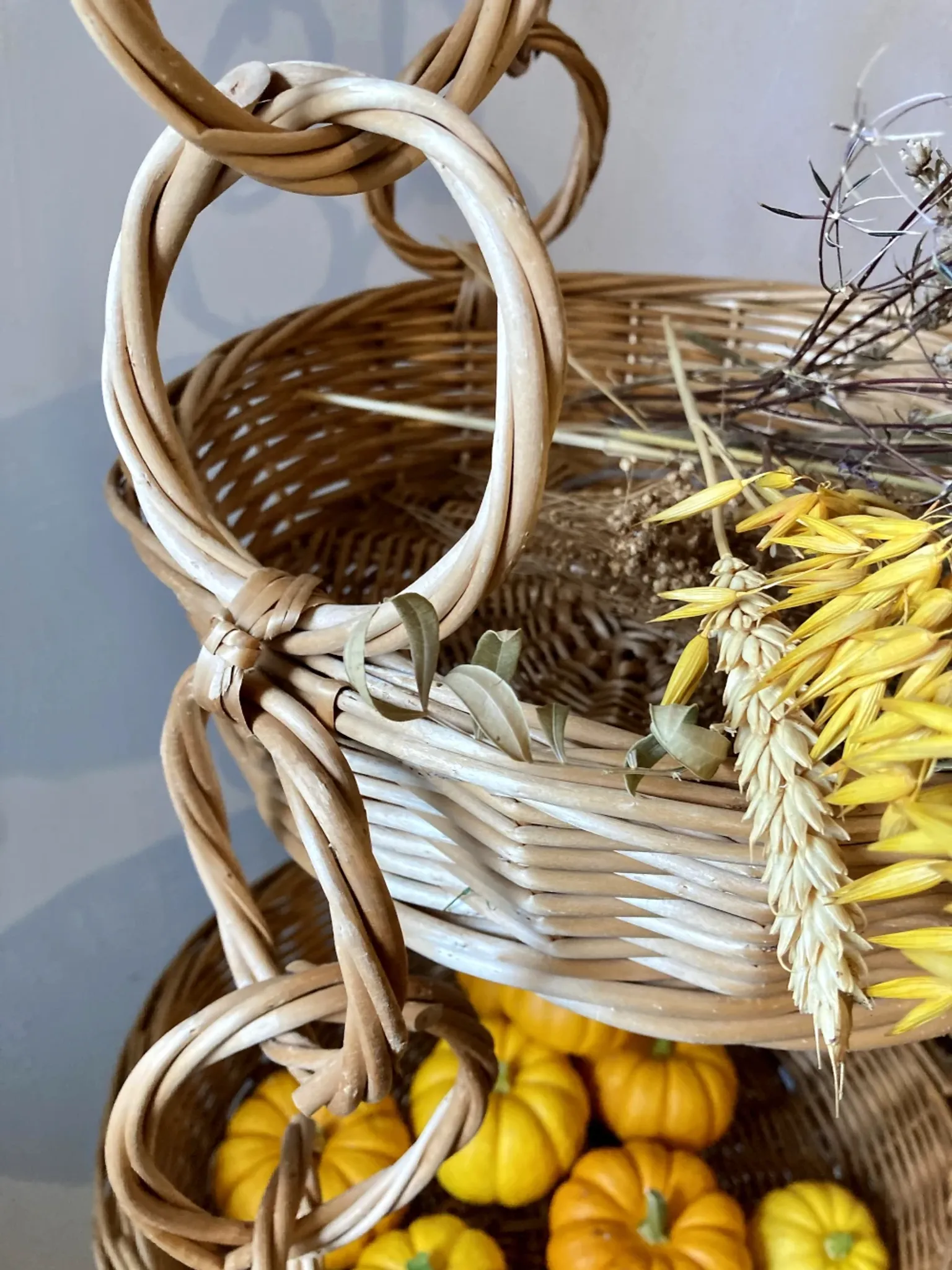 Large wicker suspension with three baskets, twisted ring chain.