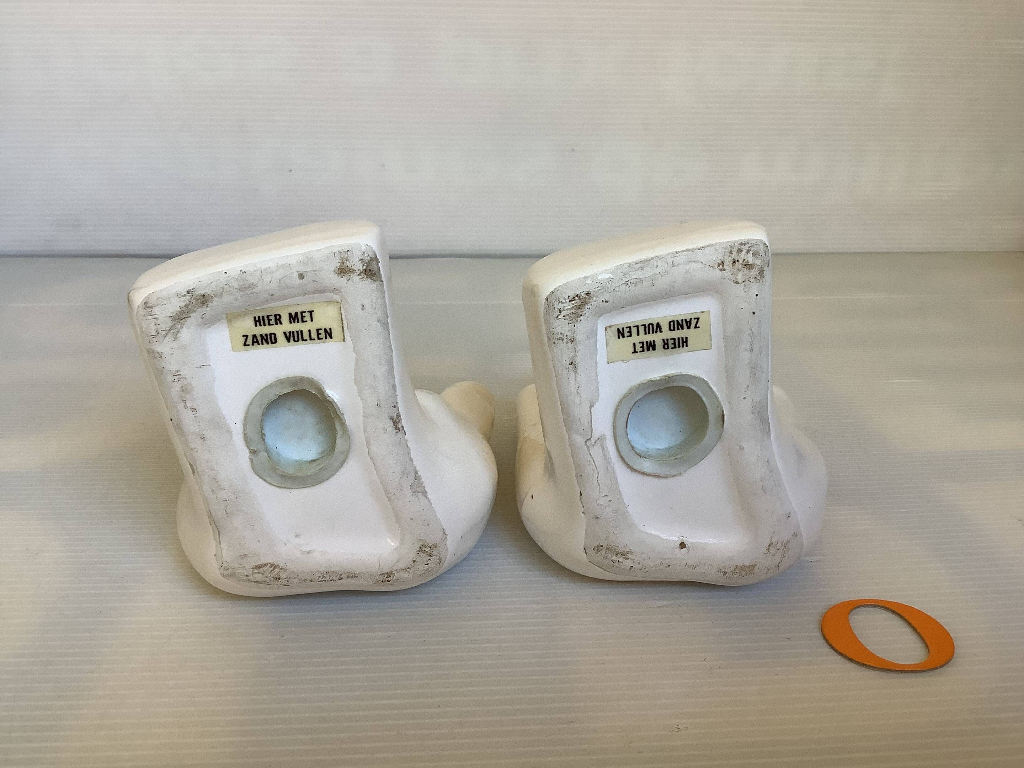Pair of O-hand bookends