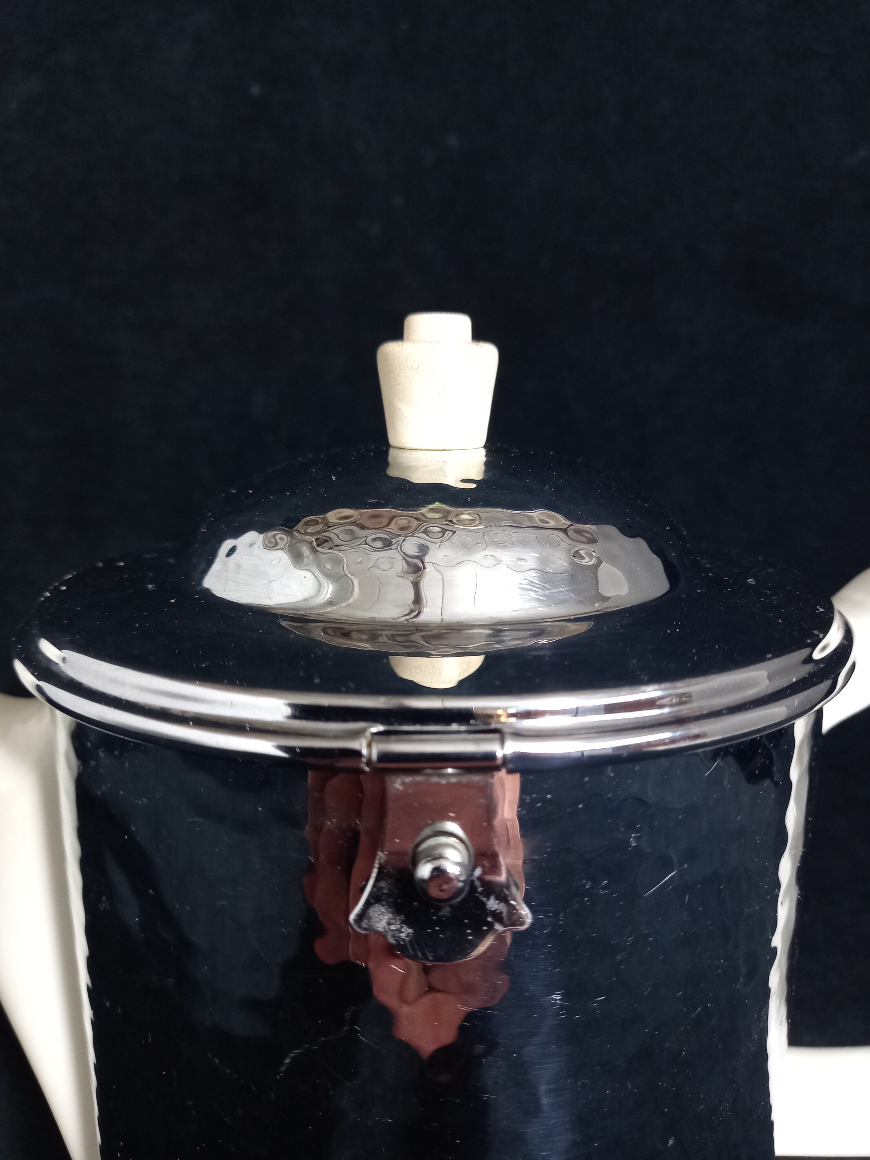 Large art deco insulating coffee maker in hammered metal and porcelain (by bauscher & sus)