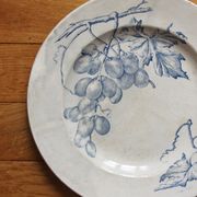 Plat rond en terre de fer décor de vignes et raisins, fin XIXe début XXe