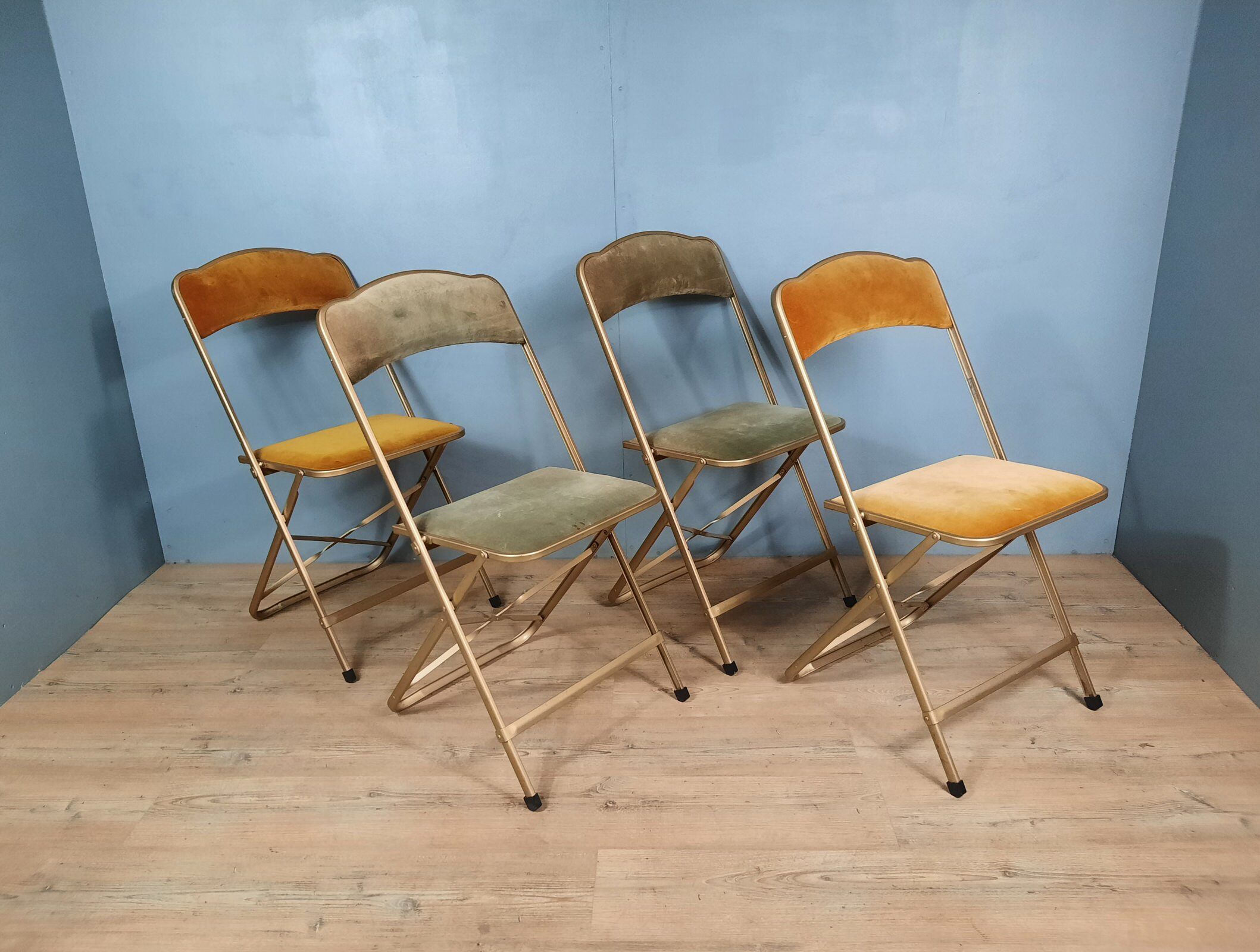 Set of 4 vintage folding chairs