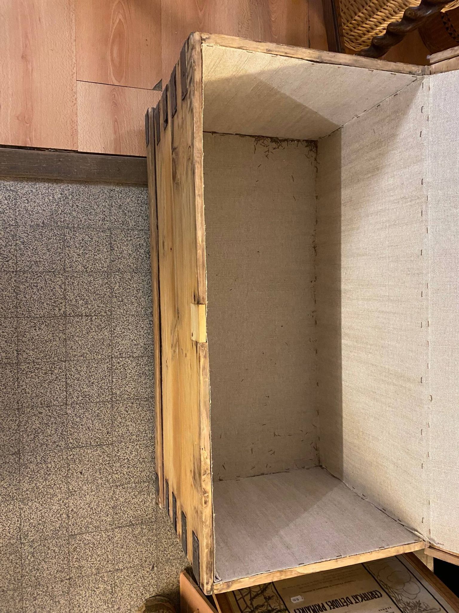 Ancienne malle coffre en bois de pin naturel avec interieur capitonne