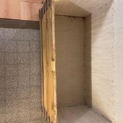 Ancienne malle coffre en bois de pin naturel avec interieur capitonne