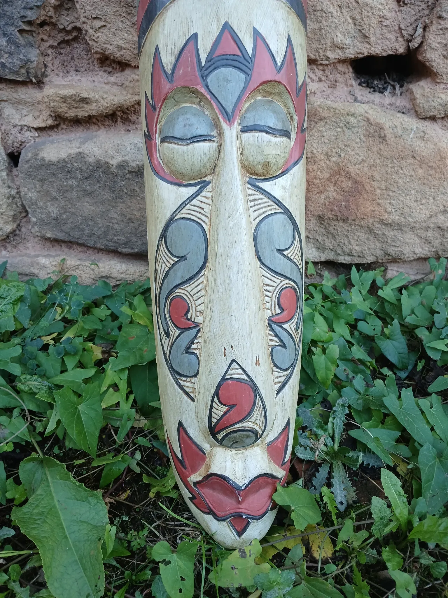 Masque totem en bois sculpté