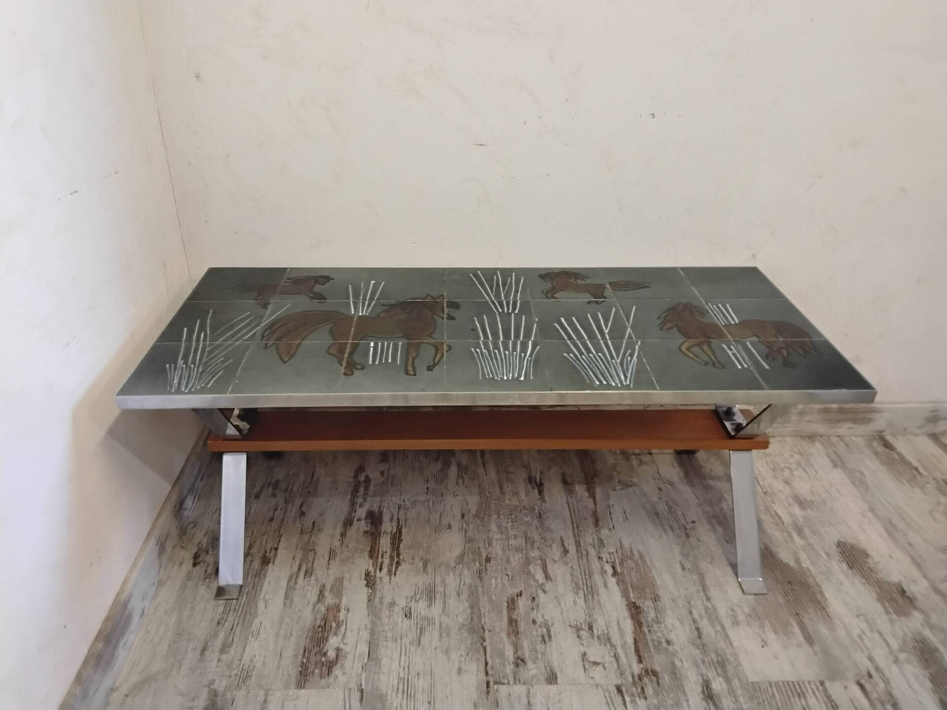Table basse années 70 à décor de chevaux