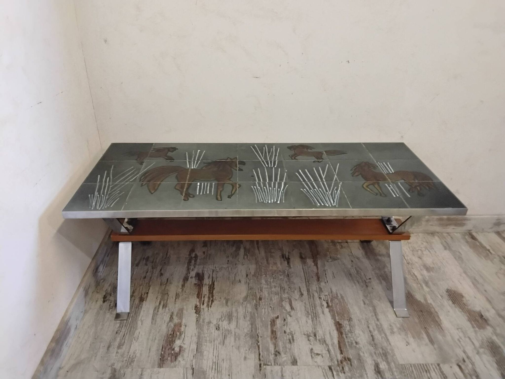 Table basse années 70 à décor de chevaux