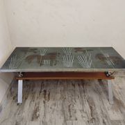 Table basse années 70 à décor de chevaux