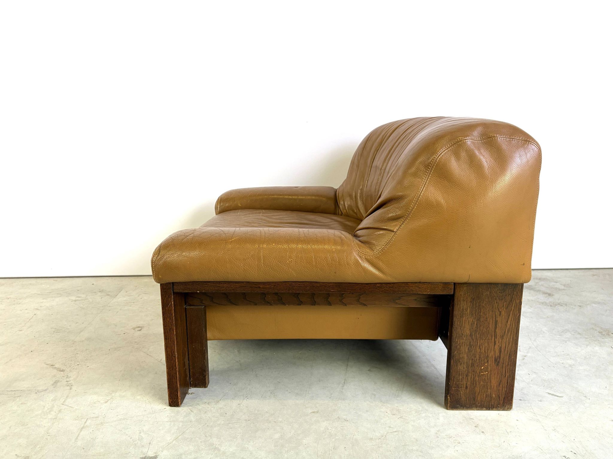 Fauteuil en cuir brutaliste, années 1960