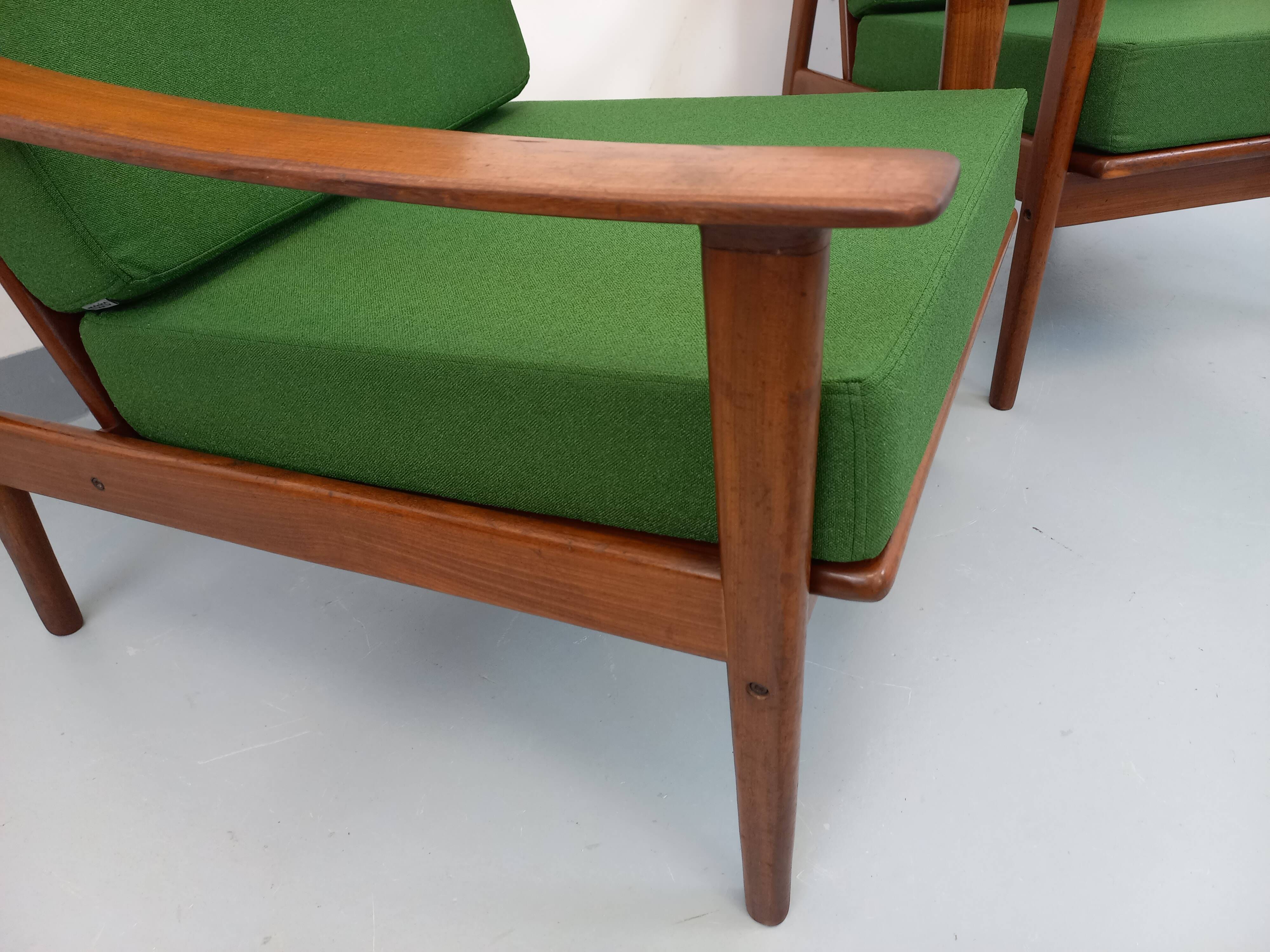 Paire de fauteuils scandinaves vintage en teck et tissu vert des années 60