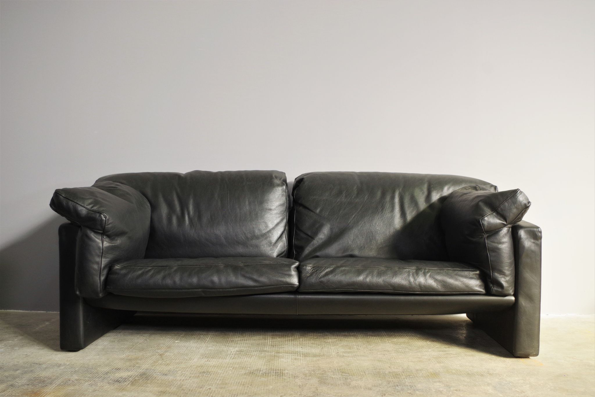 Moroso sofa set and armchairs in black leather, 1984