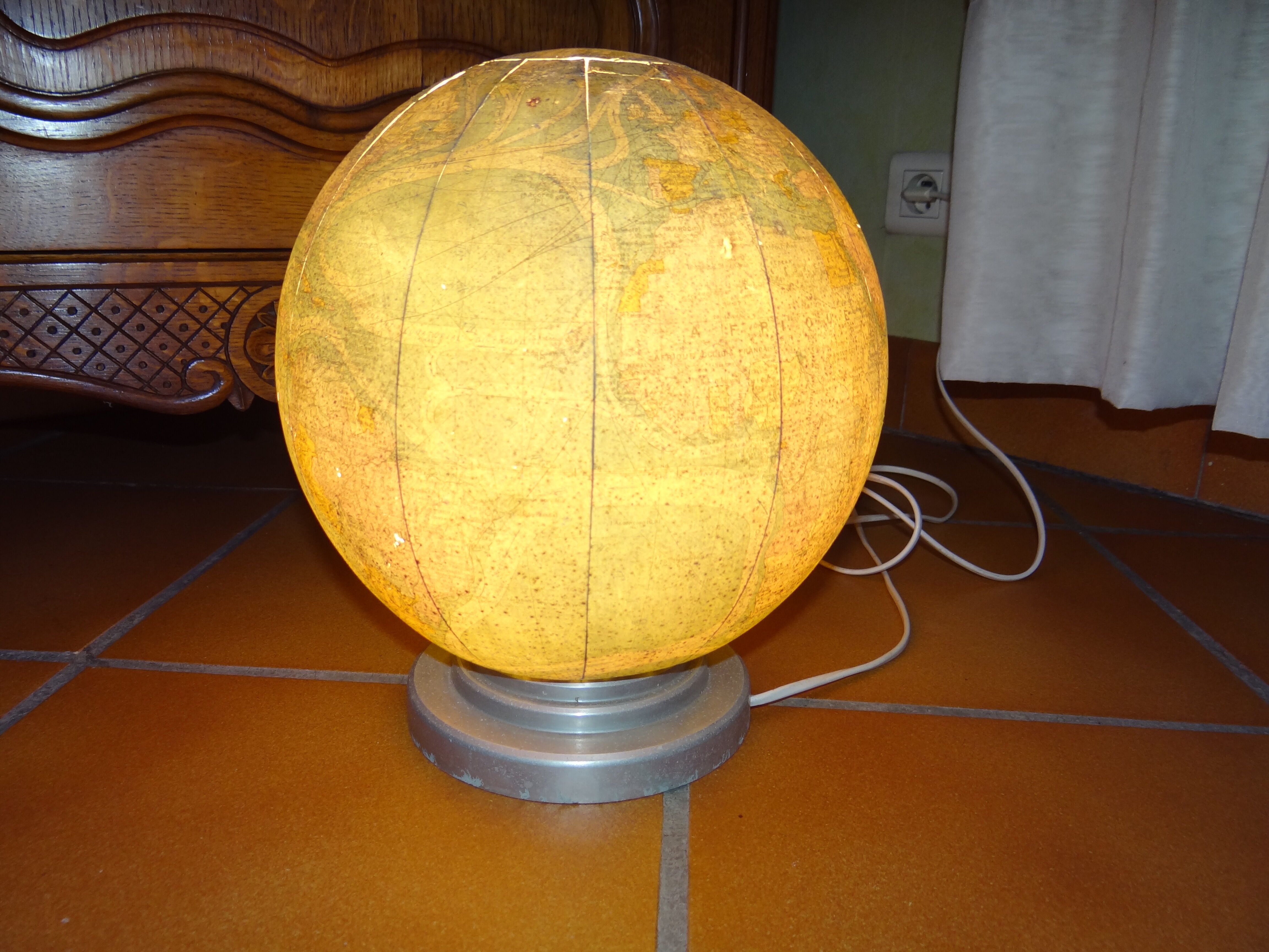 Perrina 1950 glass globe