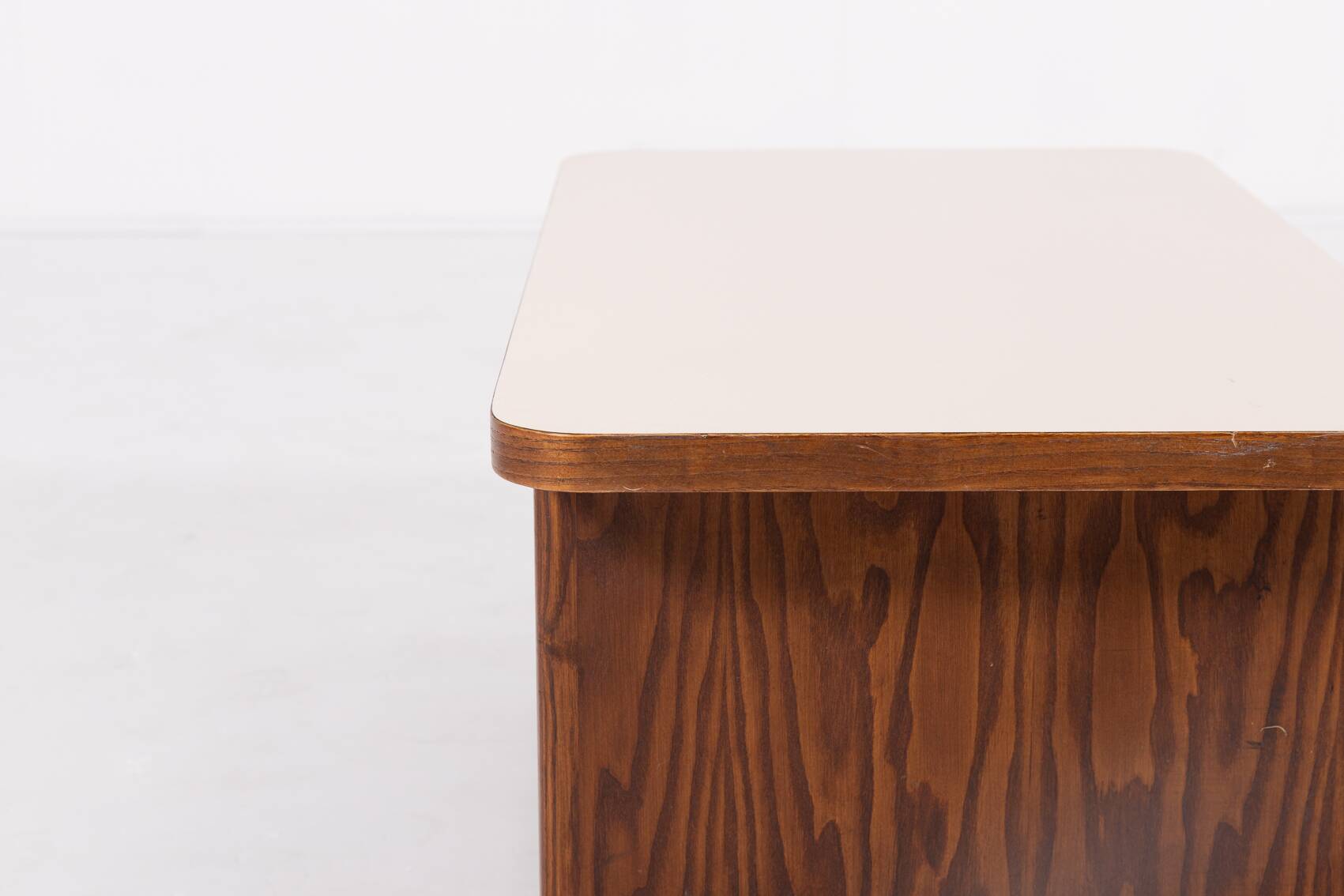 Petite table basse brutaliste des années 1970