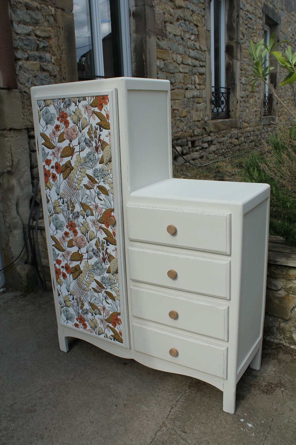 Asymmetrical cabinet