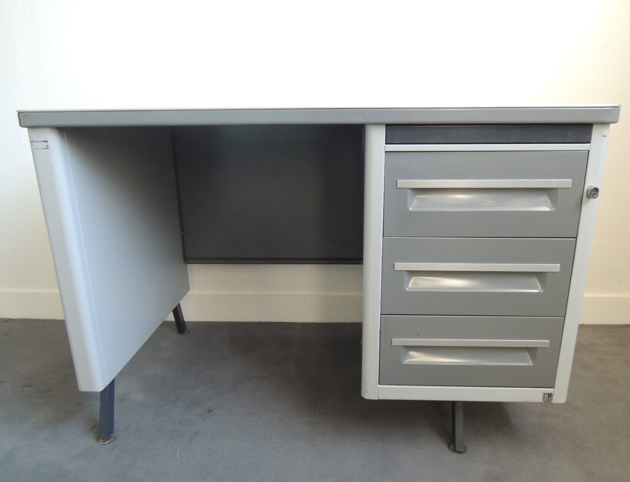 Bureau métallique