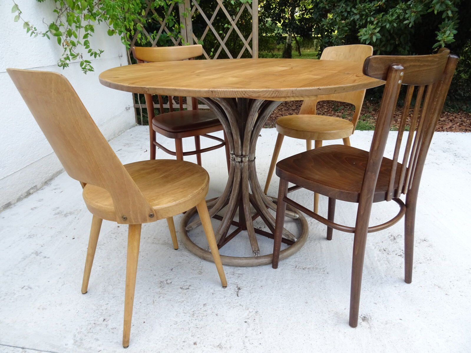 Tulip footing round table