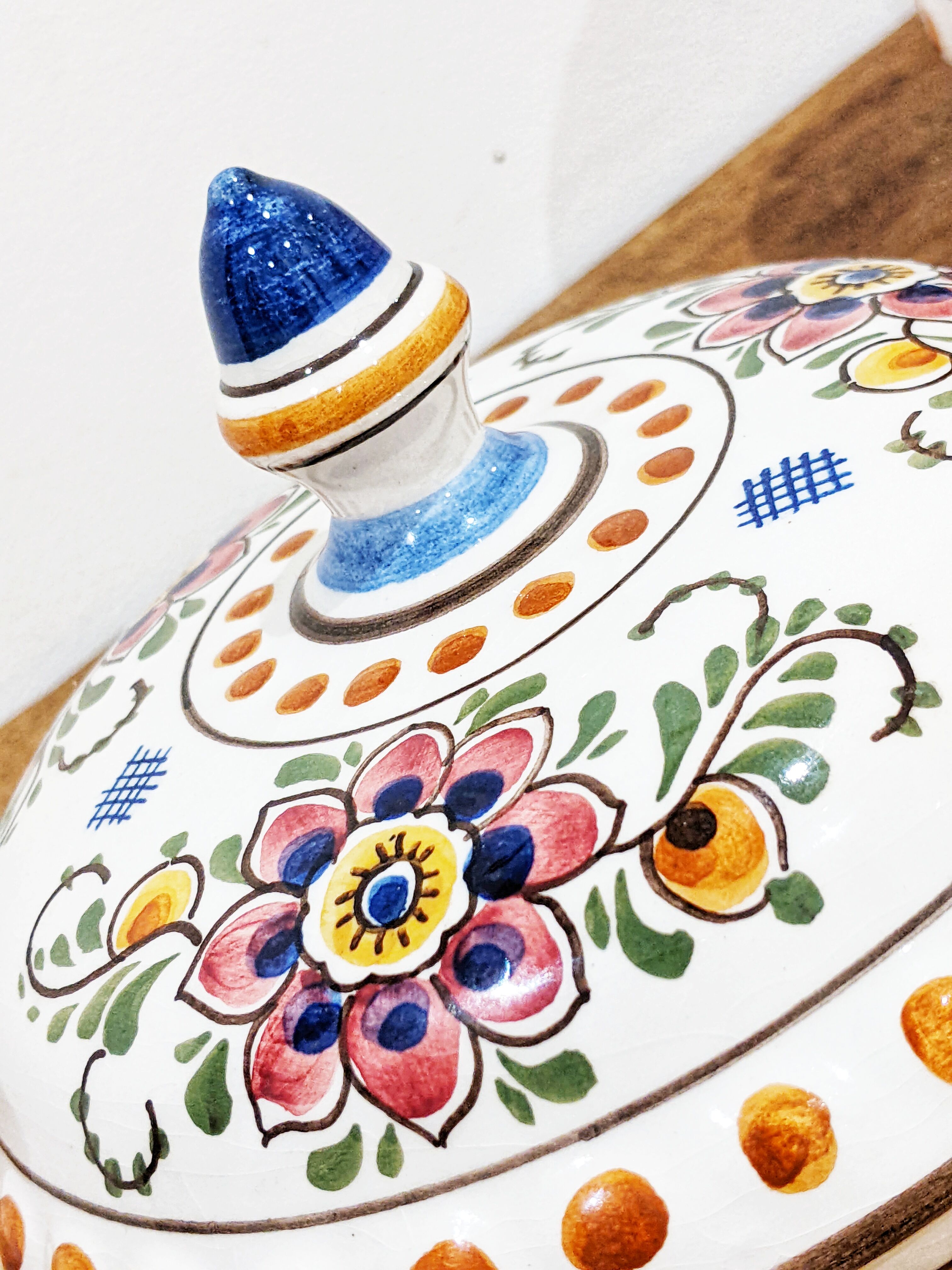 Vintage polychrome box'70 made of Delft ceramic. In perfect condition.