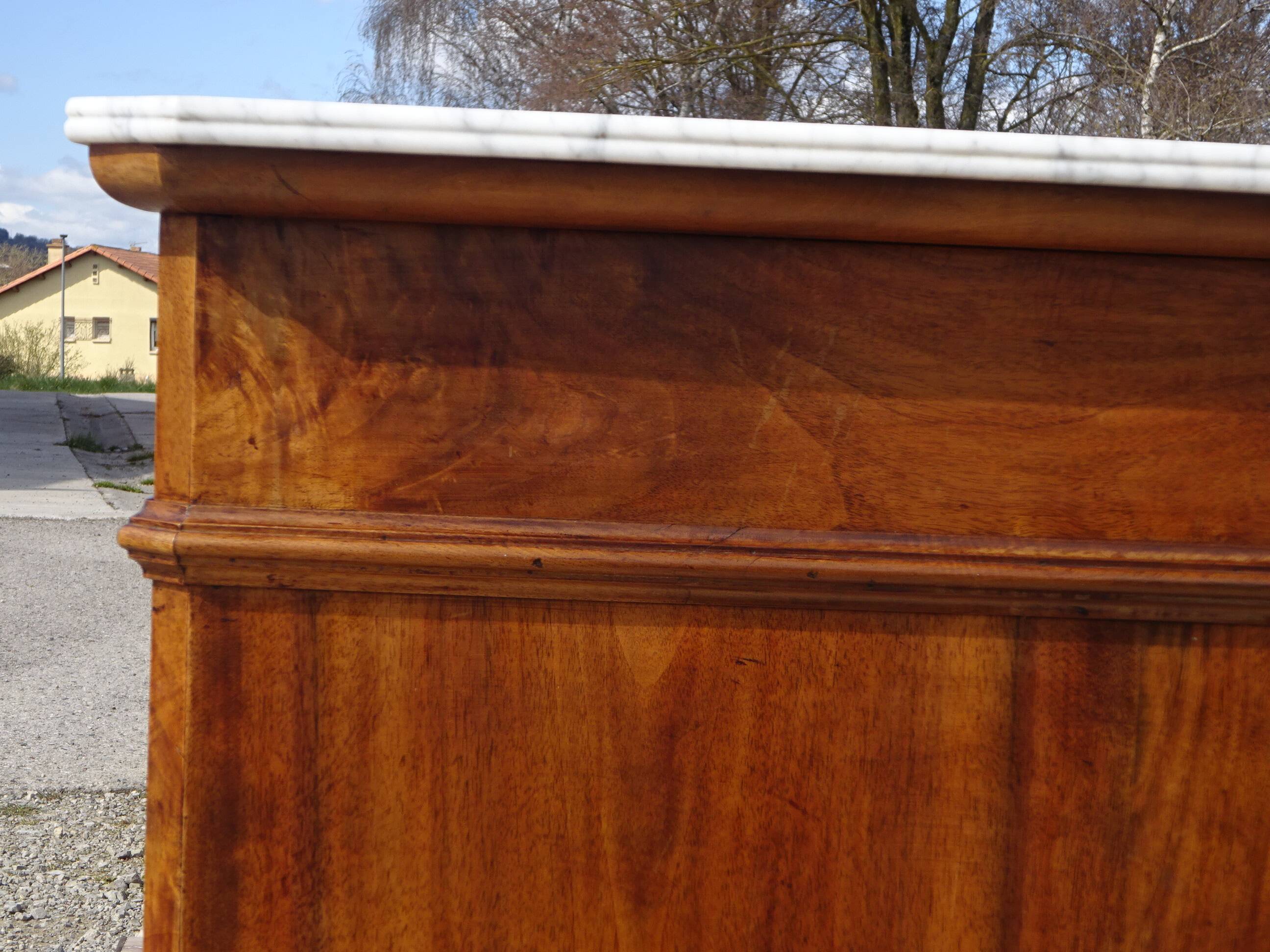 Commode en noyer de style et époque Louis Philippe