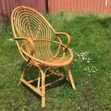 Fauteuil vintage en rotin de forme ovoïde.