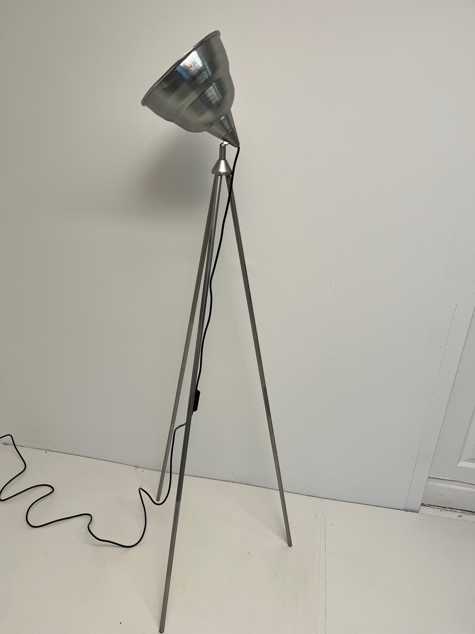 Lampadaire trépied abat-jour métal