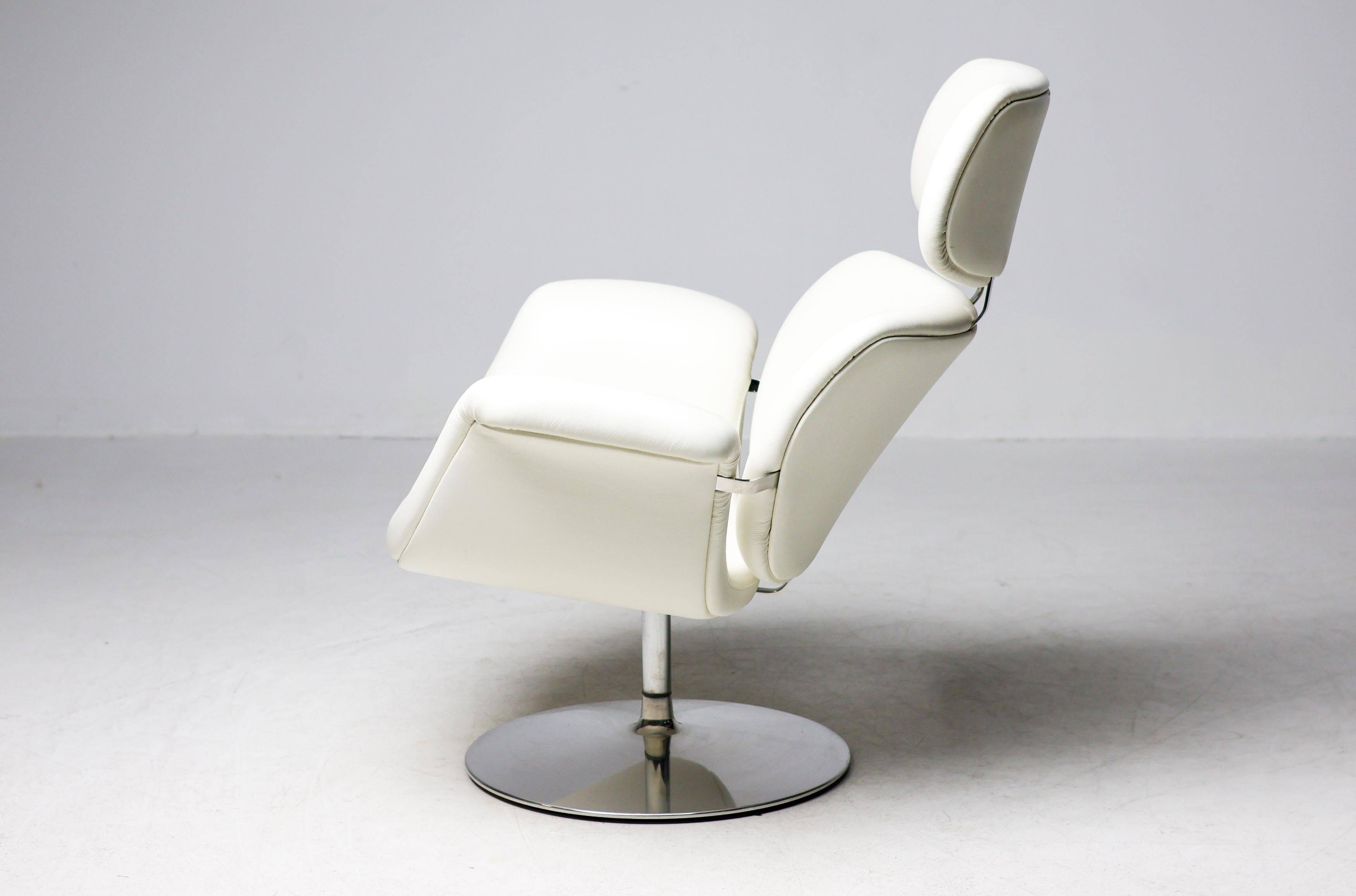 Artifort Tulip F545 Lounge Chair by Pierre Paulin, white leather