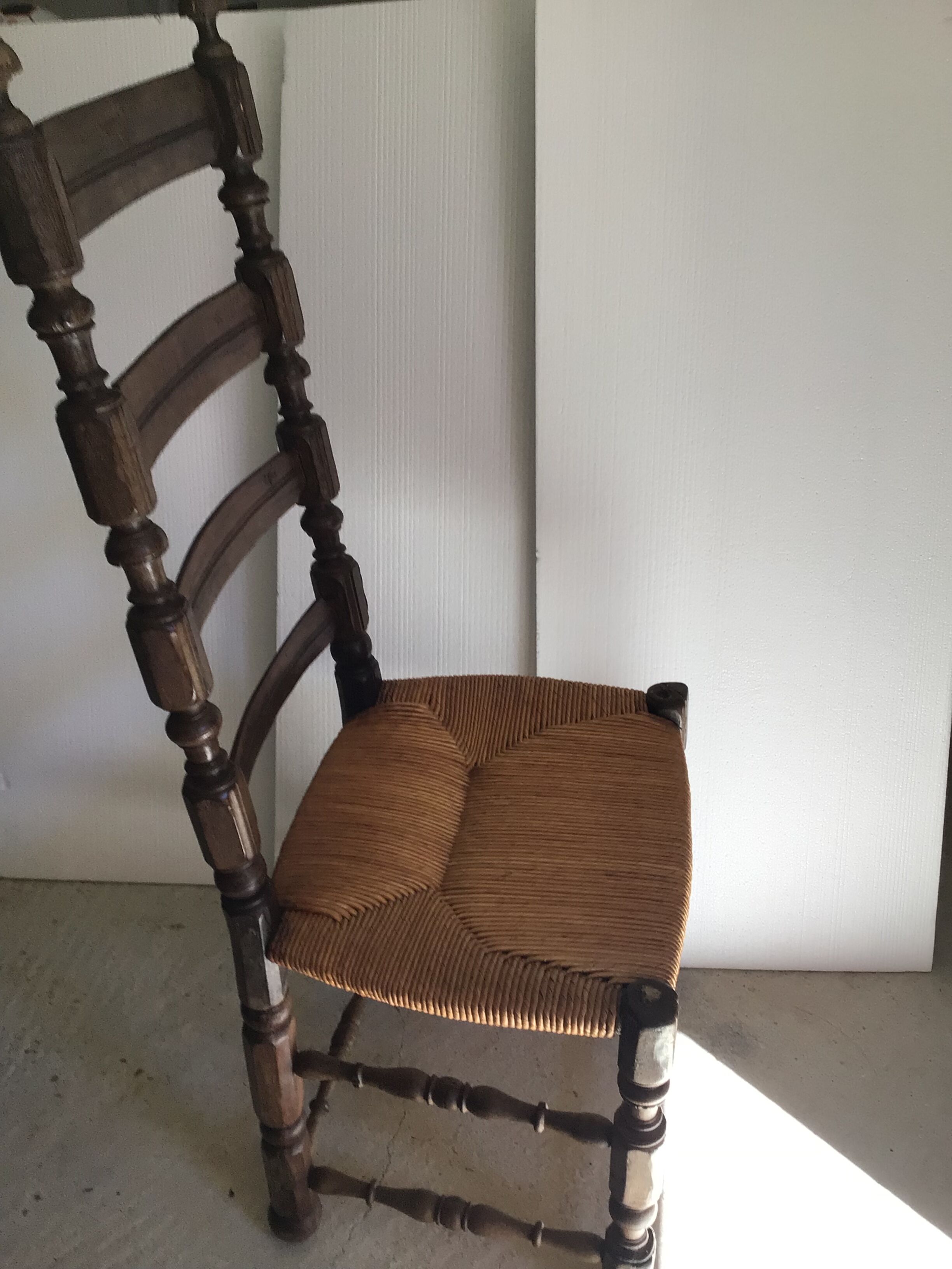 Chaise haute époque paillée