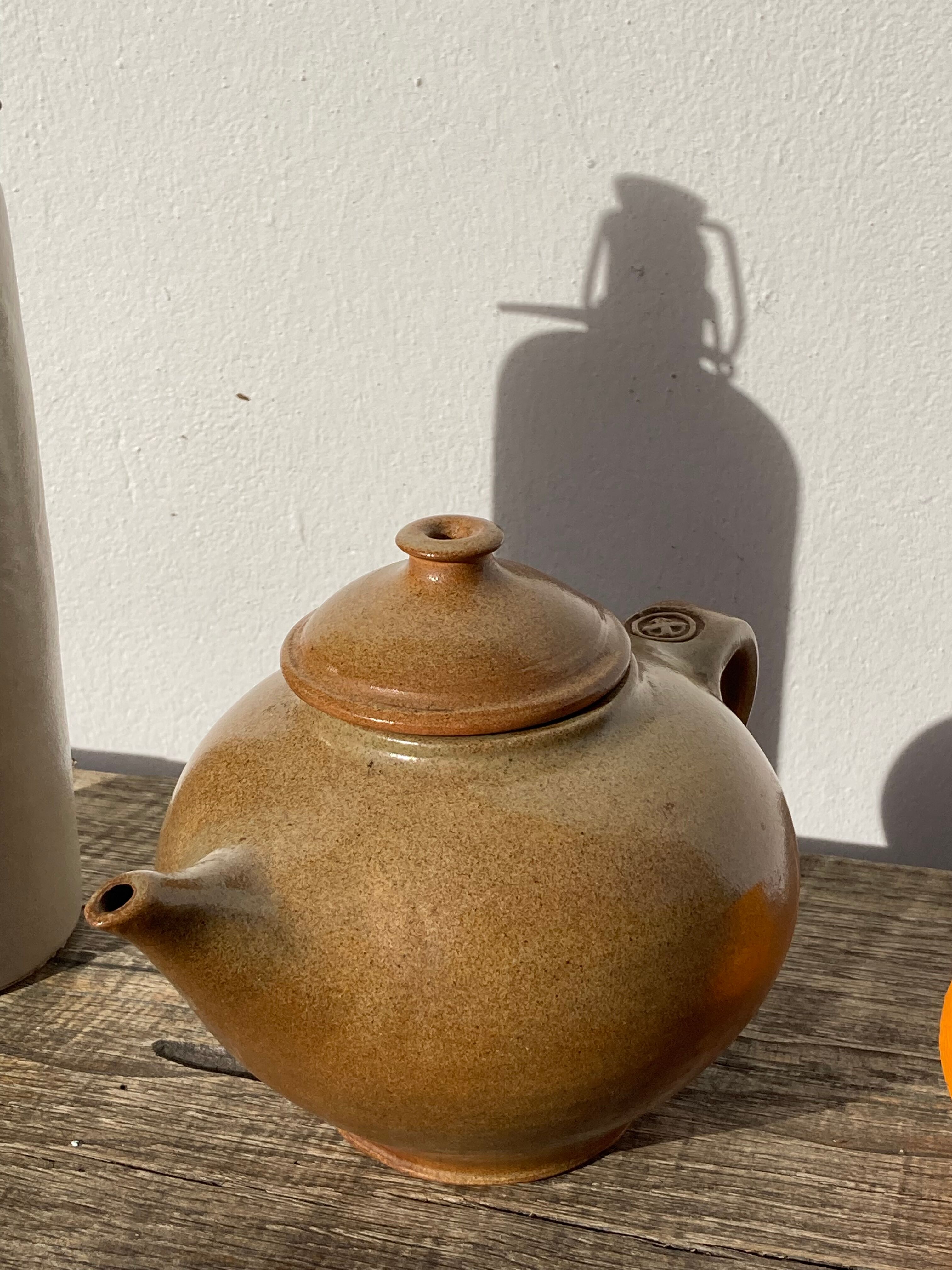 Théière vintage en grès Vallauris vintage signée 1960