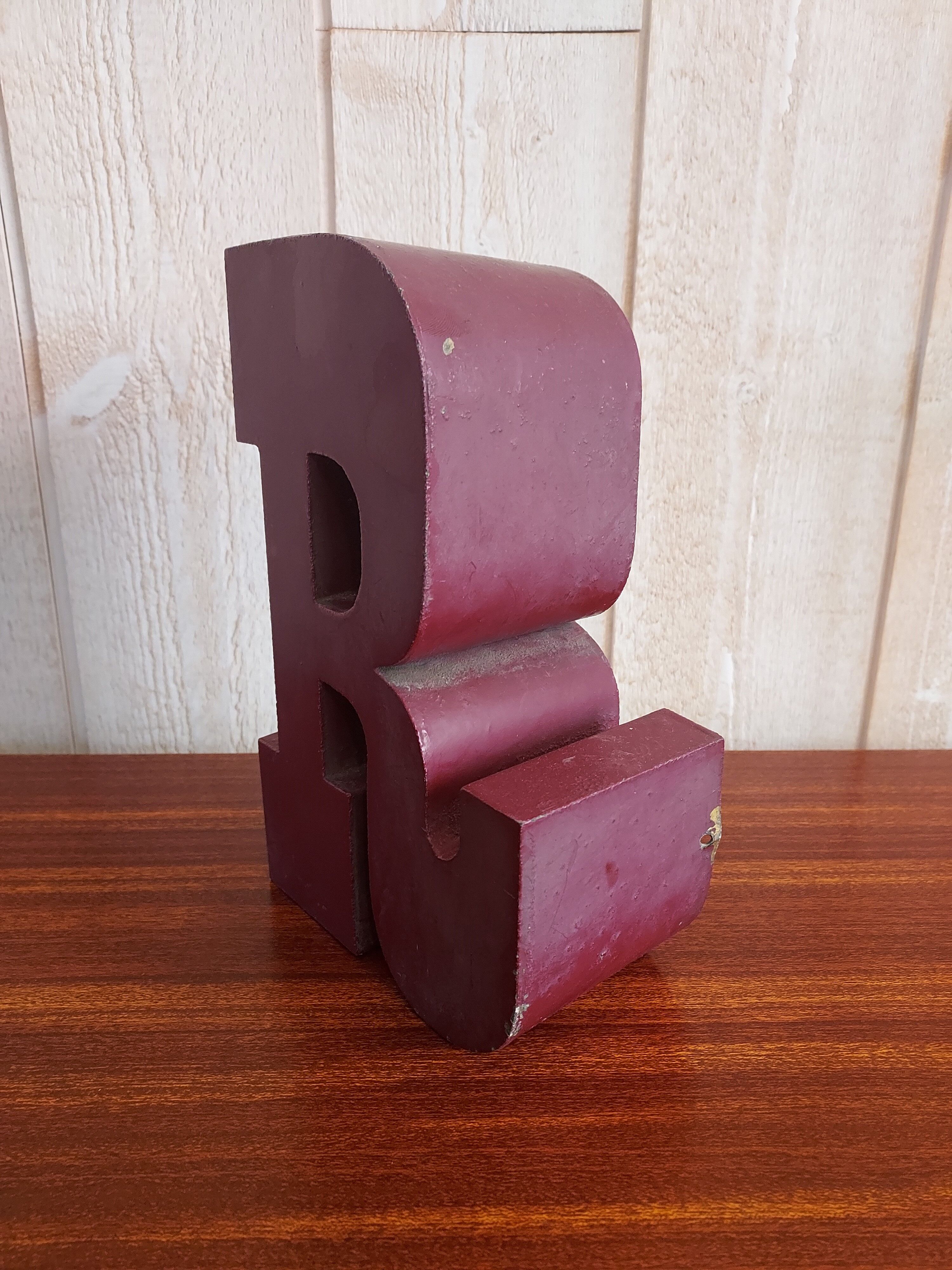 Lettre d'enseigne R