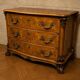 Commode galbée en marqueterie de noyer – Style Louis XV