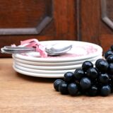 5 assiettes à dessert rouges et blanches en grès de W H Grindley