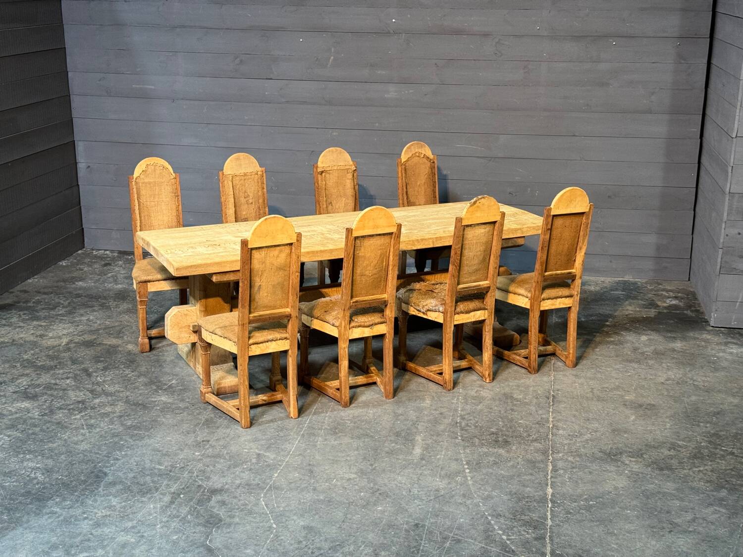 Table de style monastère